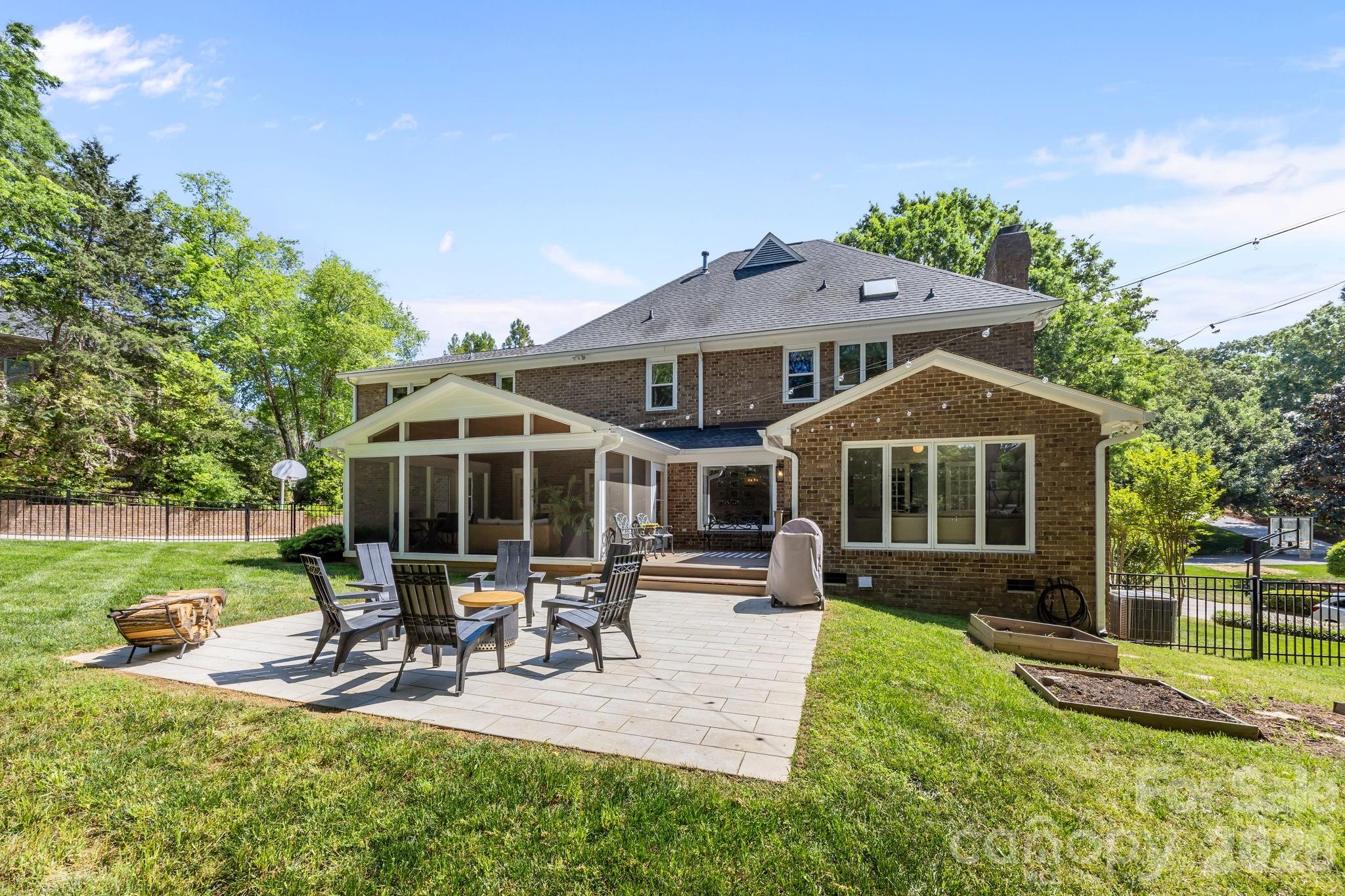 2234 Queensland Drive — Charlotte