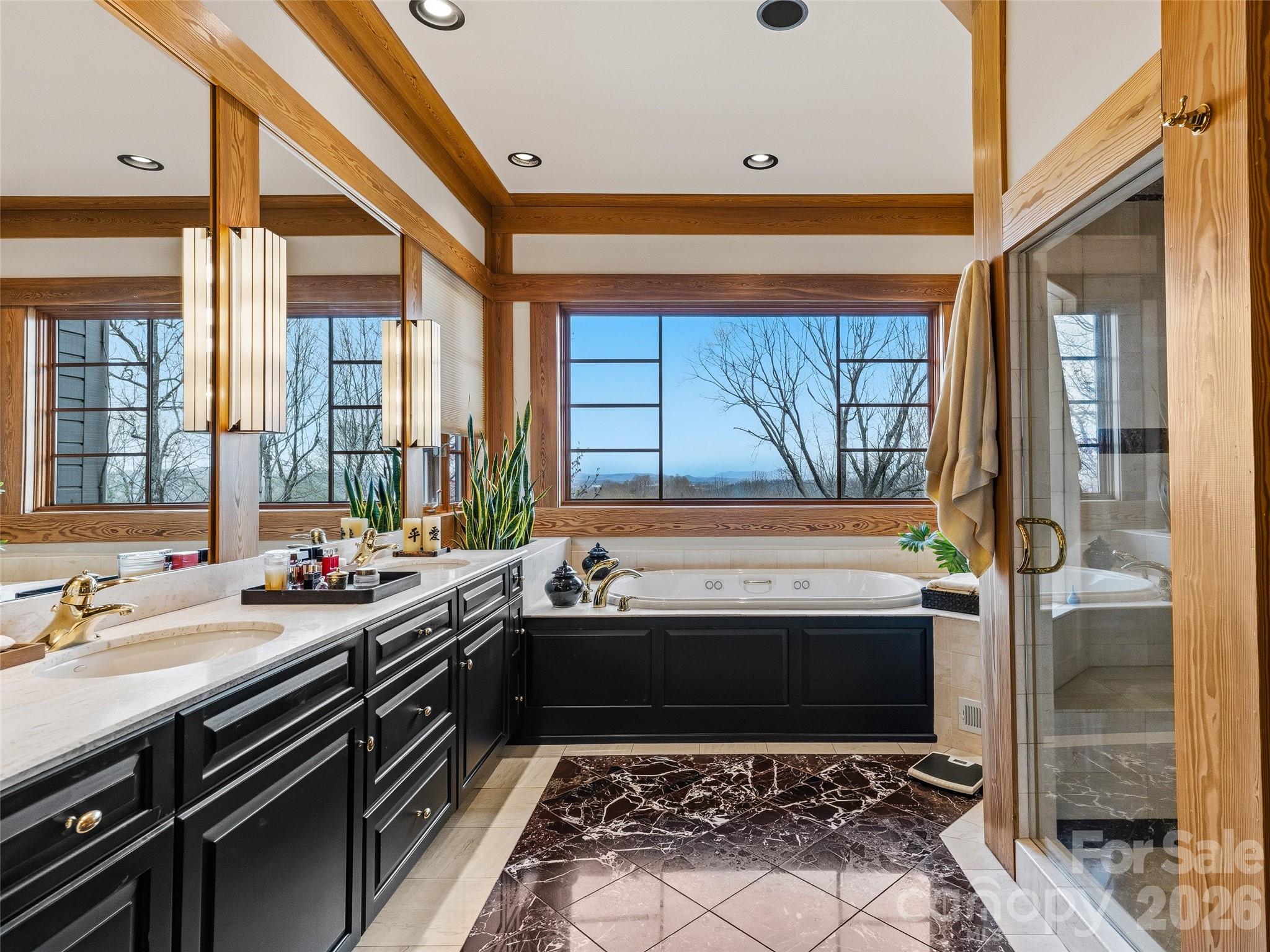 1000 McFarlane Way — Hendersonville