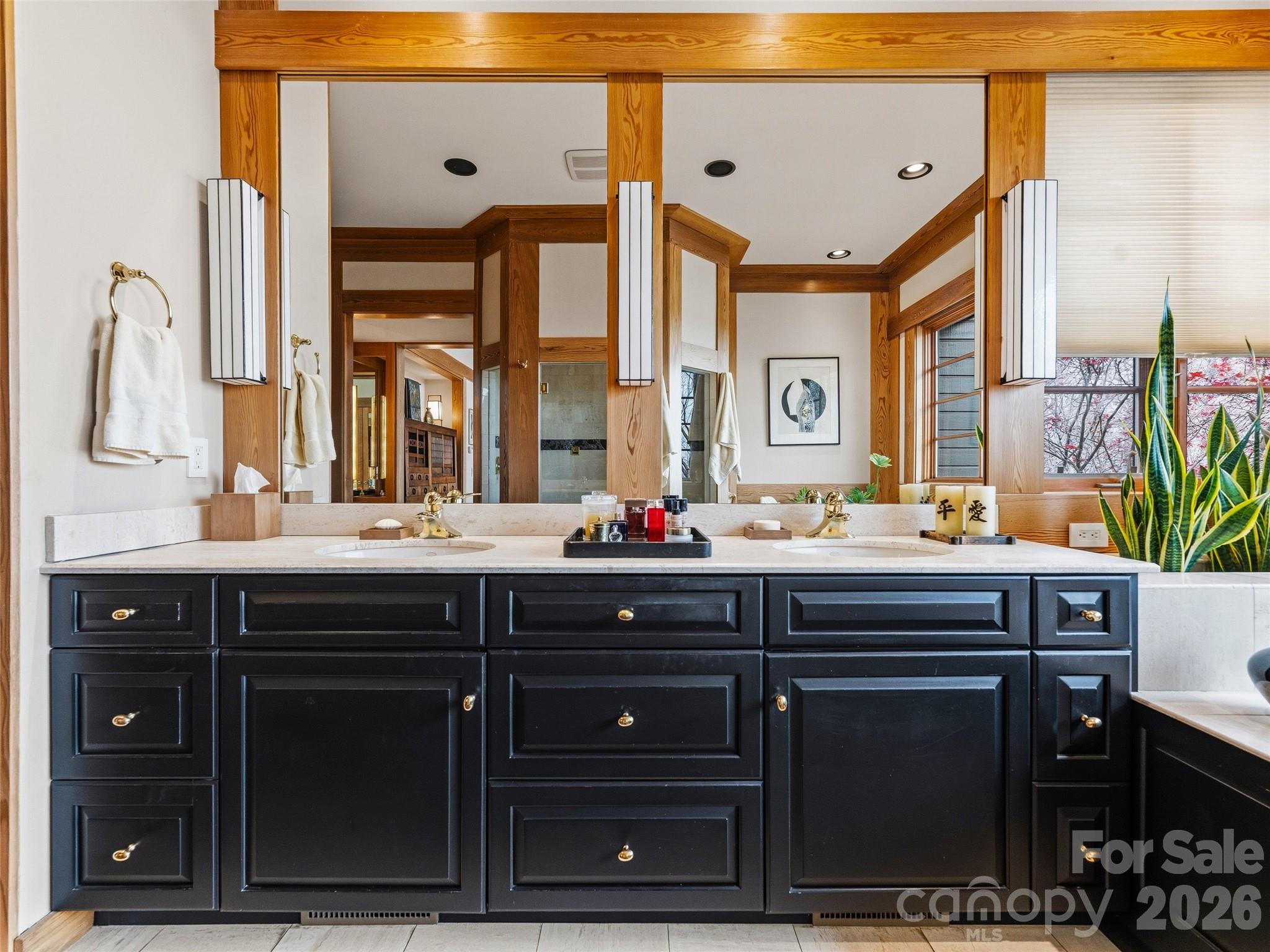 1000 McFarlane Way — Hendersonville