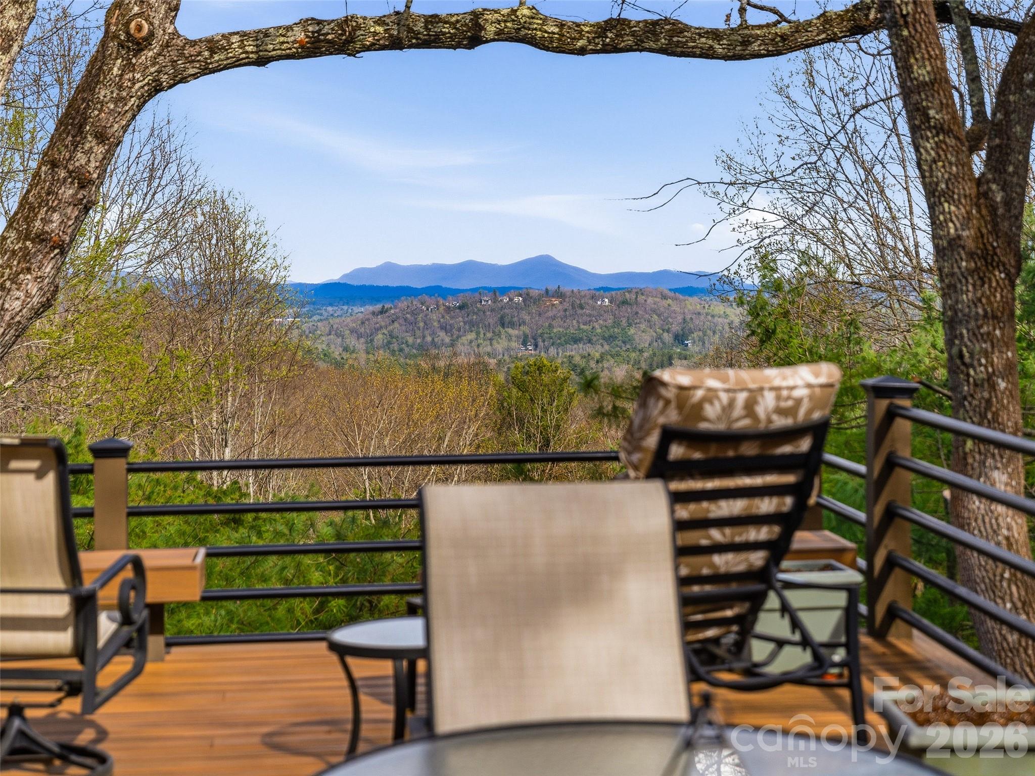 1000 McFarlane Way — Hendersonville