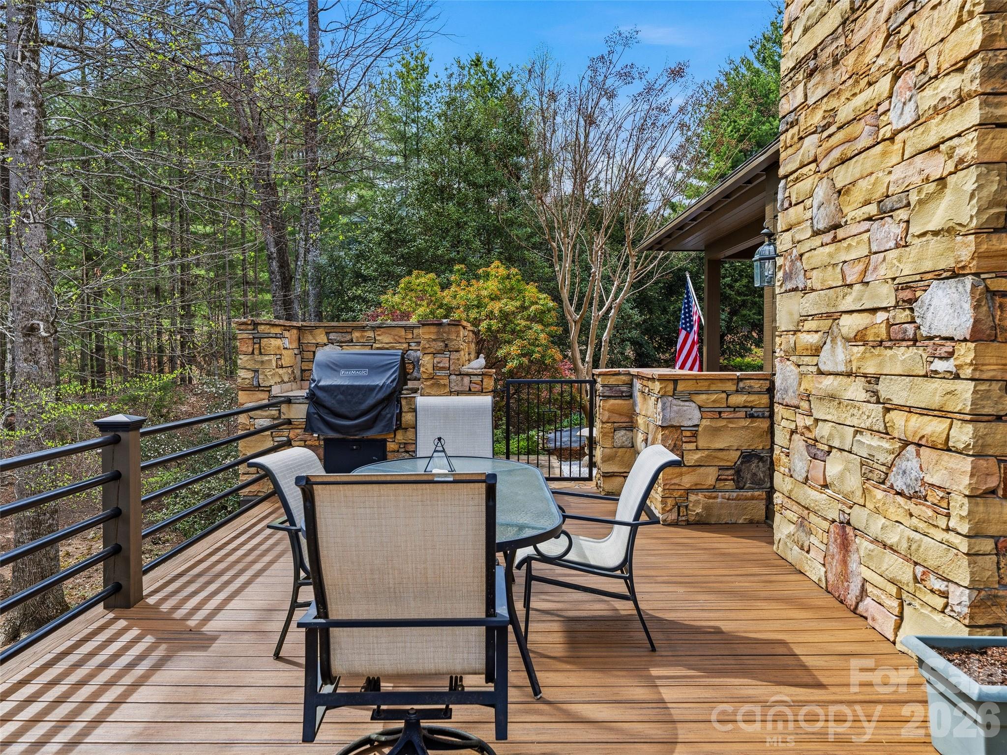 1000 McFarlane Way — Hendersonville