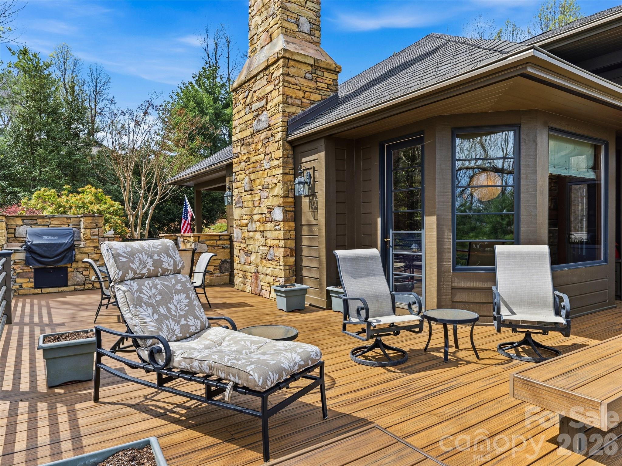 1000 McFarlane Way — Hendersonville