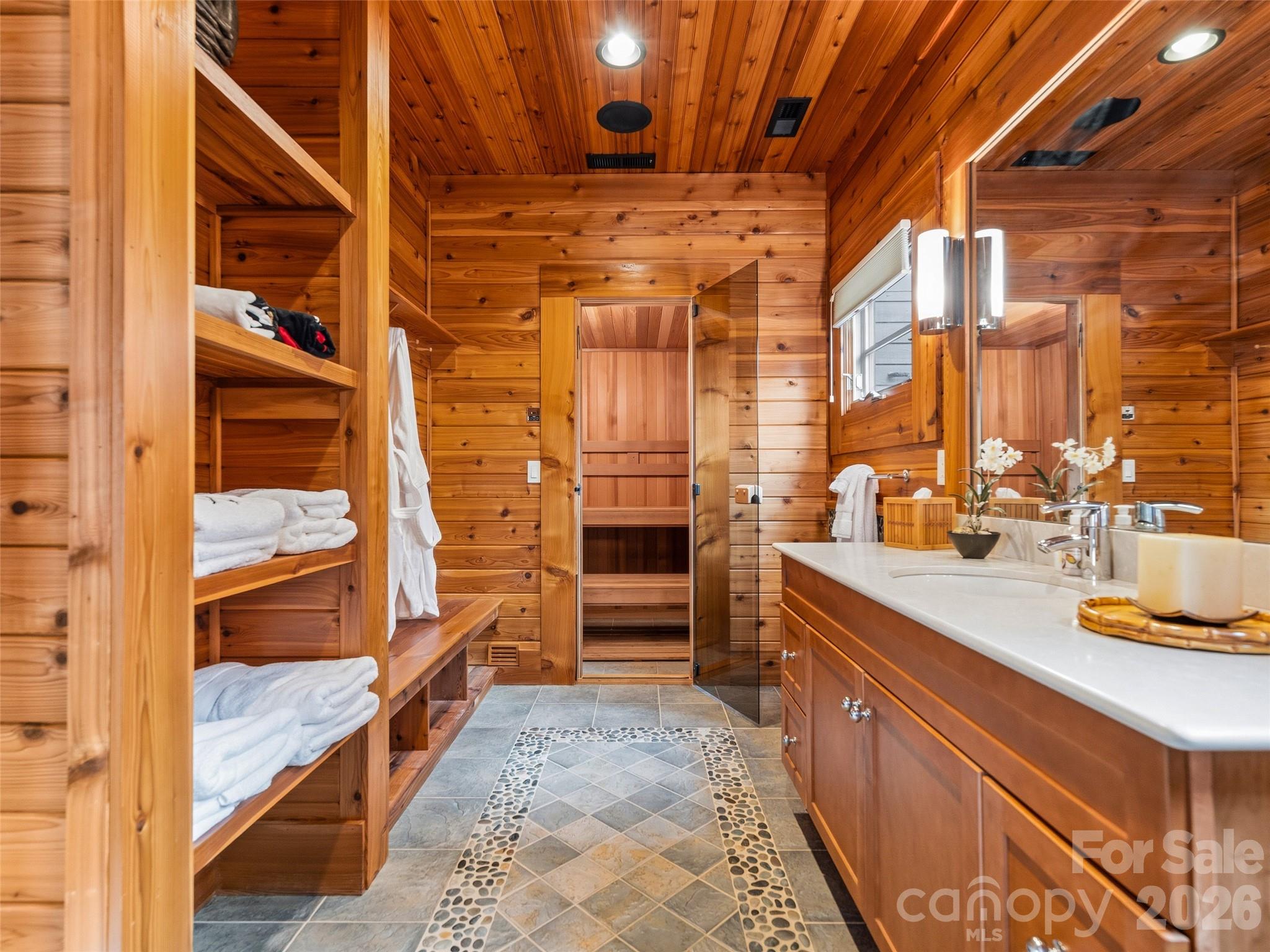 1000 McFarlane Way — Hendersonville