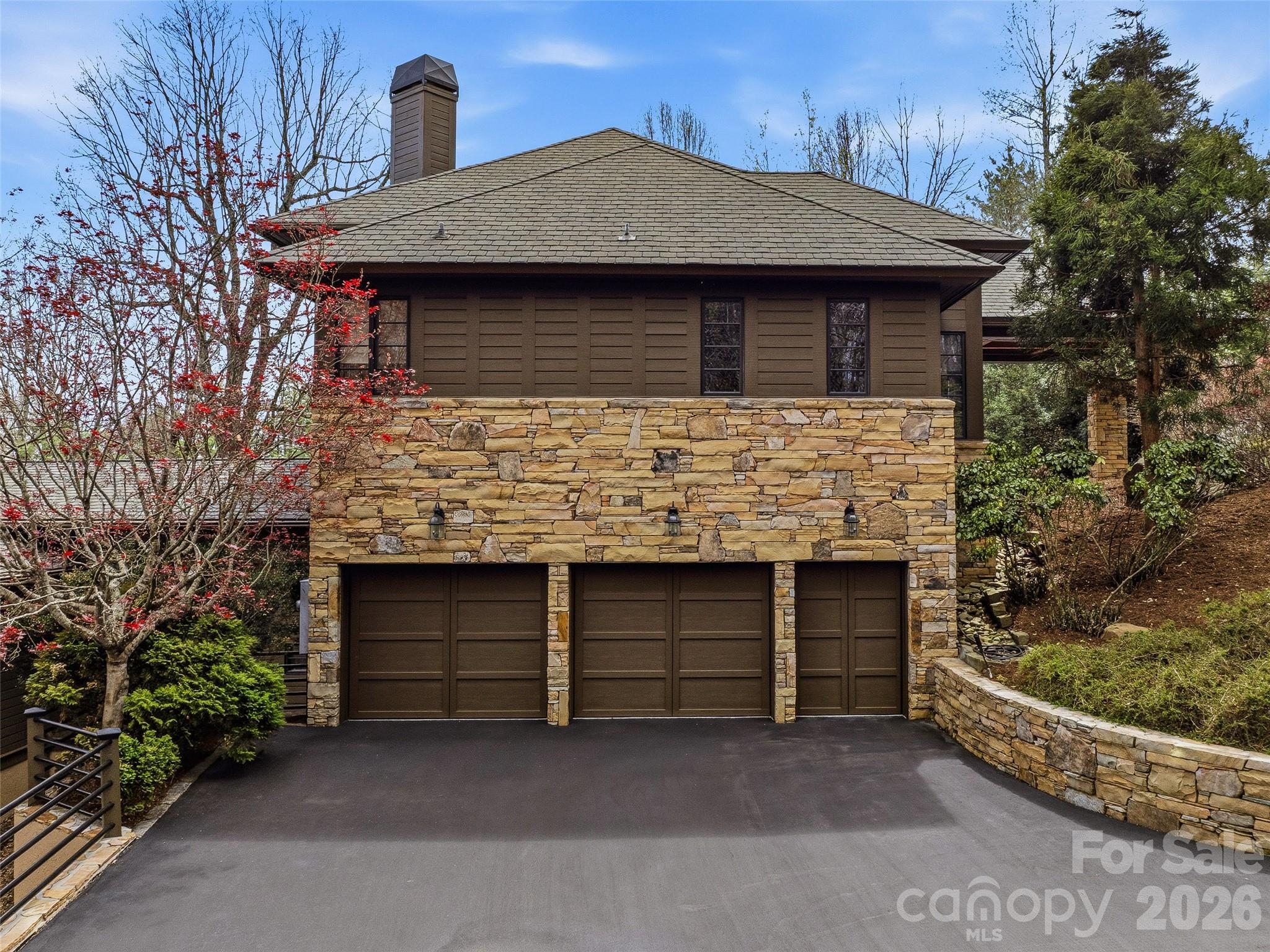 1000 McFarlane Way — Hendersonville