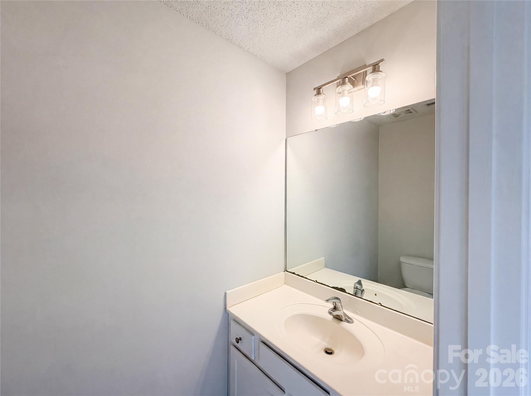 8236 Chilkoot Lane — Locust