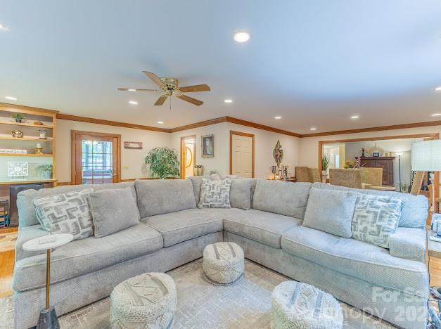 819 Chesterfield Circle SW — Lenoir