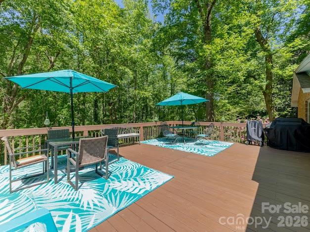 819 Chesterfield Circle SW — Lenoir