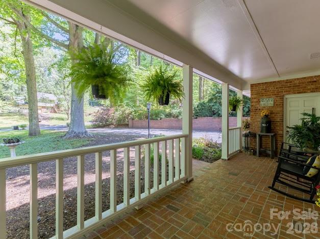 819 Chesterfield Circle SW — Lenoir