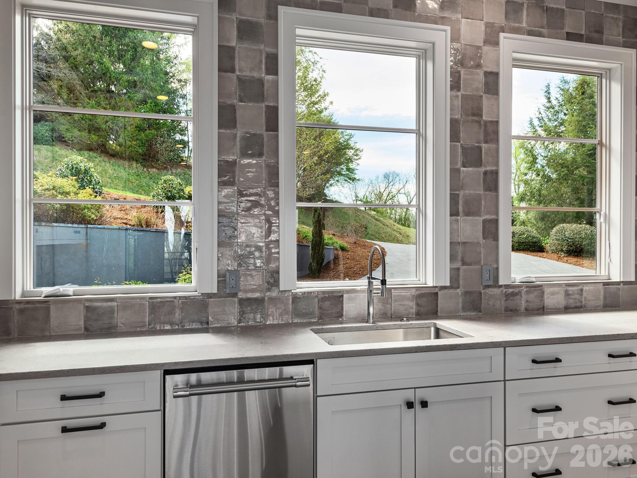 642 Altamont View — Asheville
