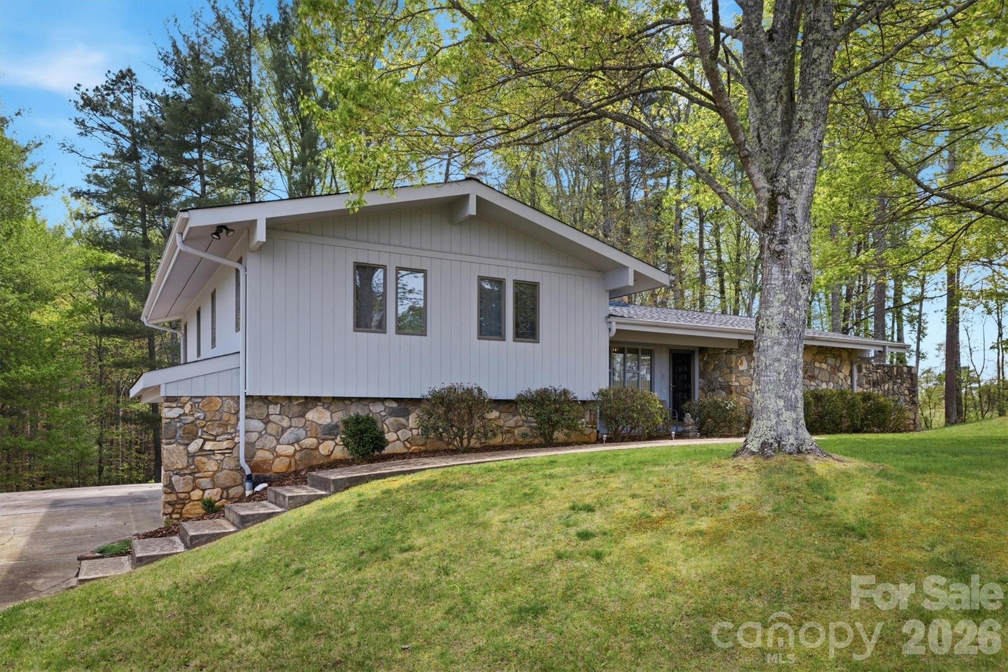122 Lake Club Drive — Nebo