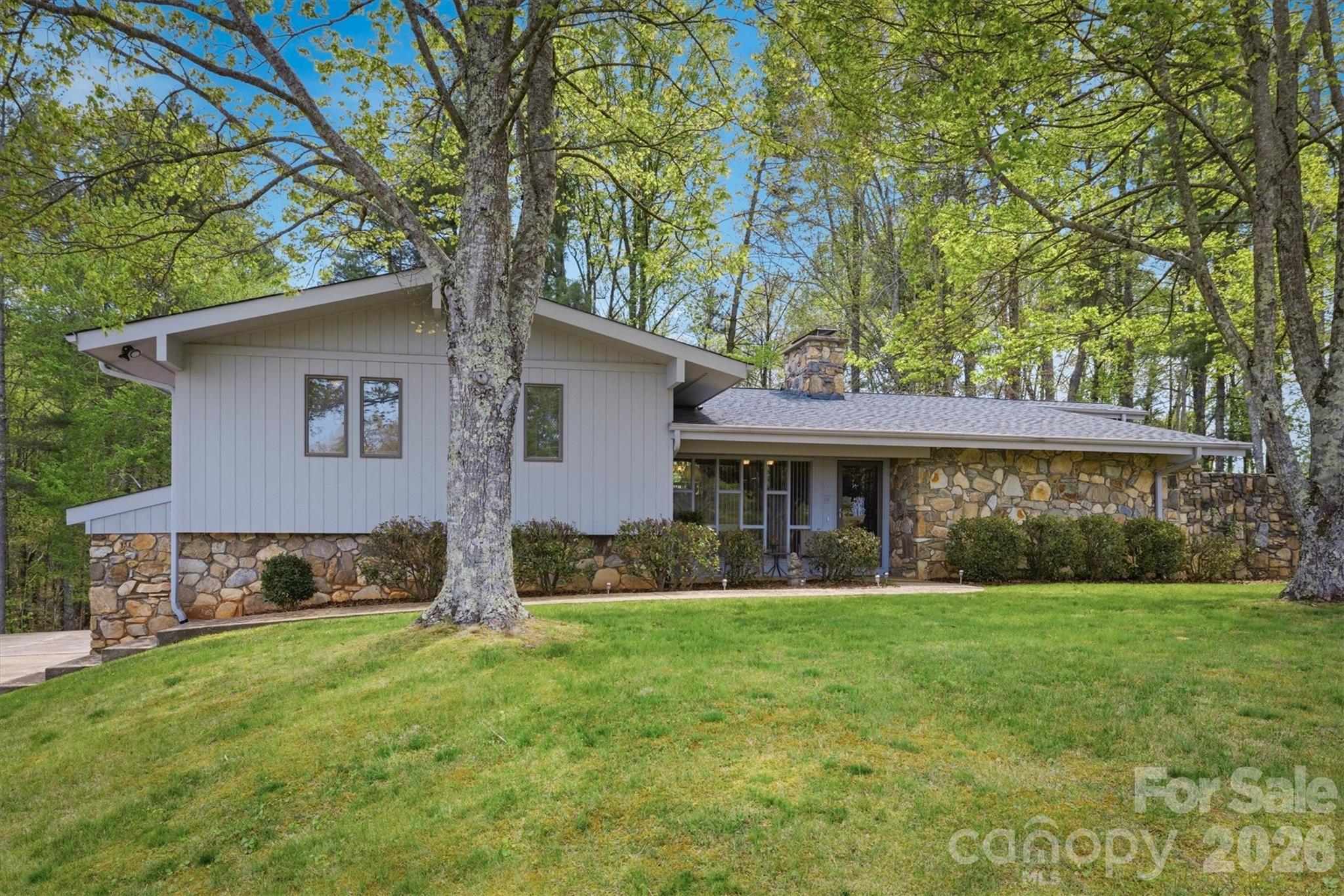122 Lake Club Drive — Nebo