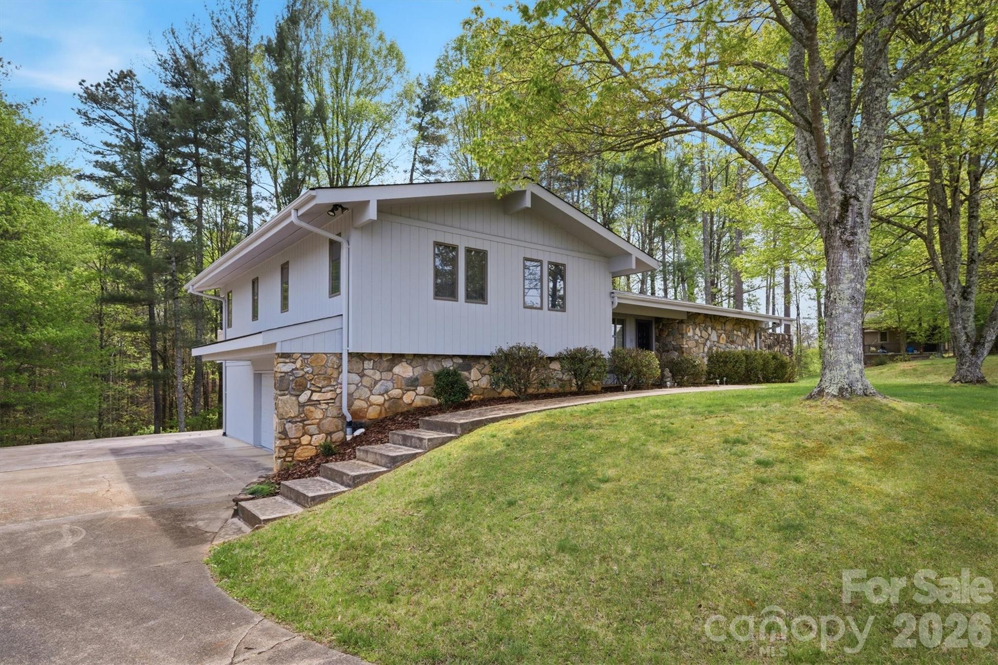 122 Lake Club Drive — Nebo
