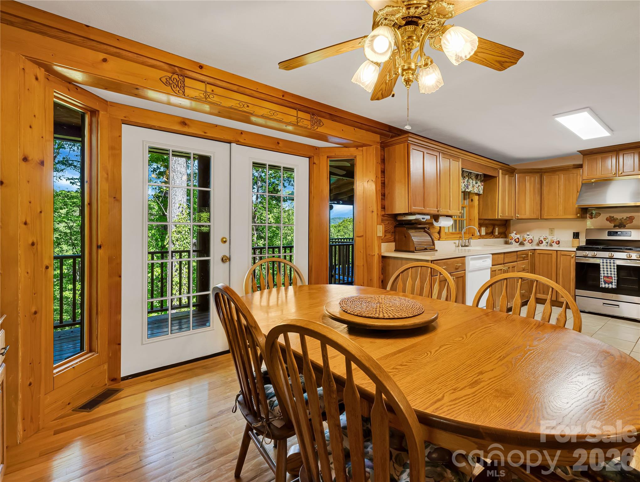 212 Glen Echo Circle — Saluda