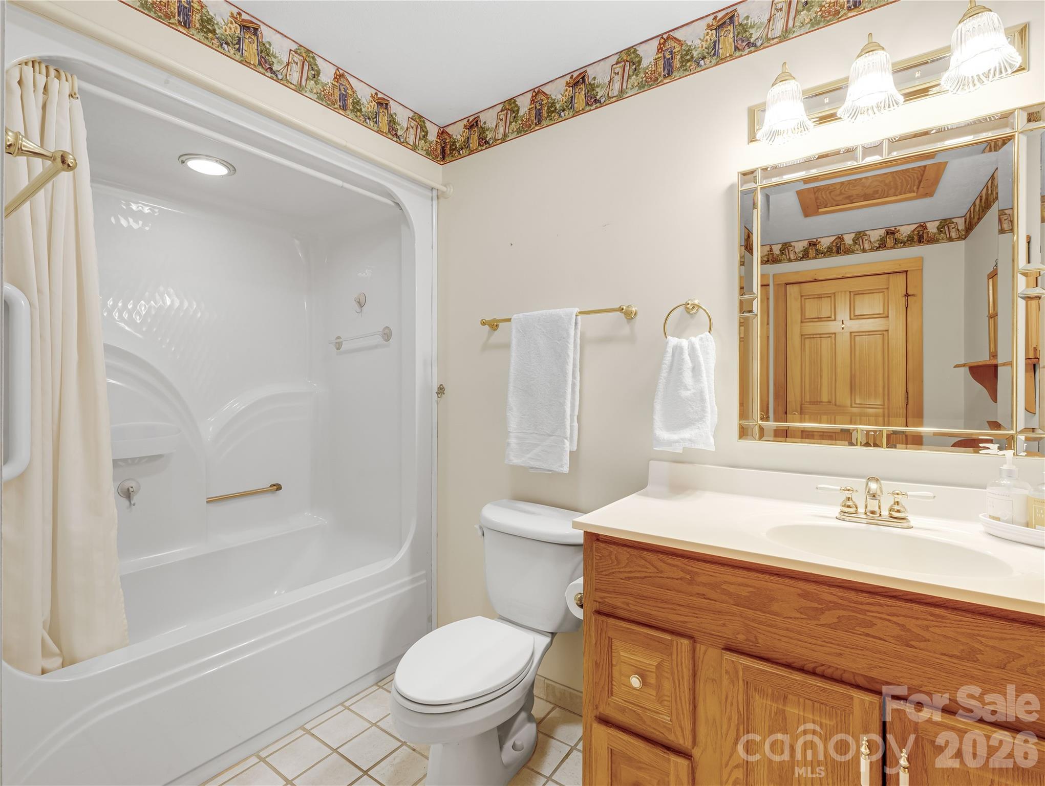 212 Glen Echo Circle — Saluda