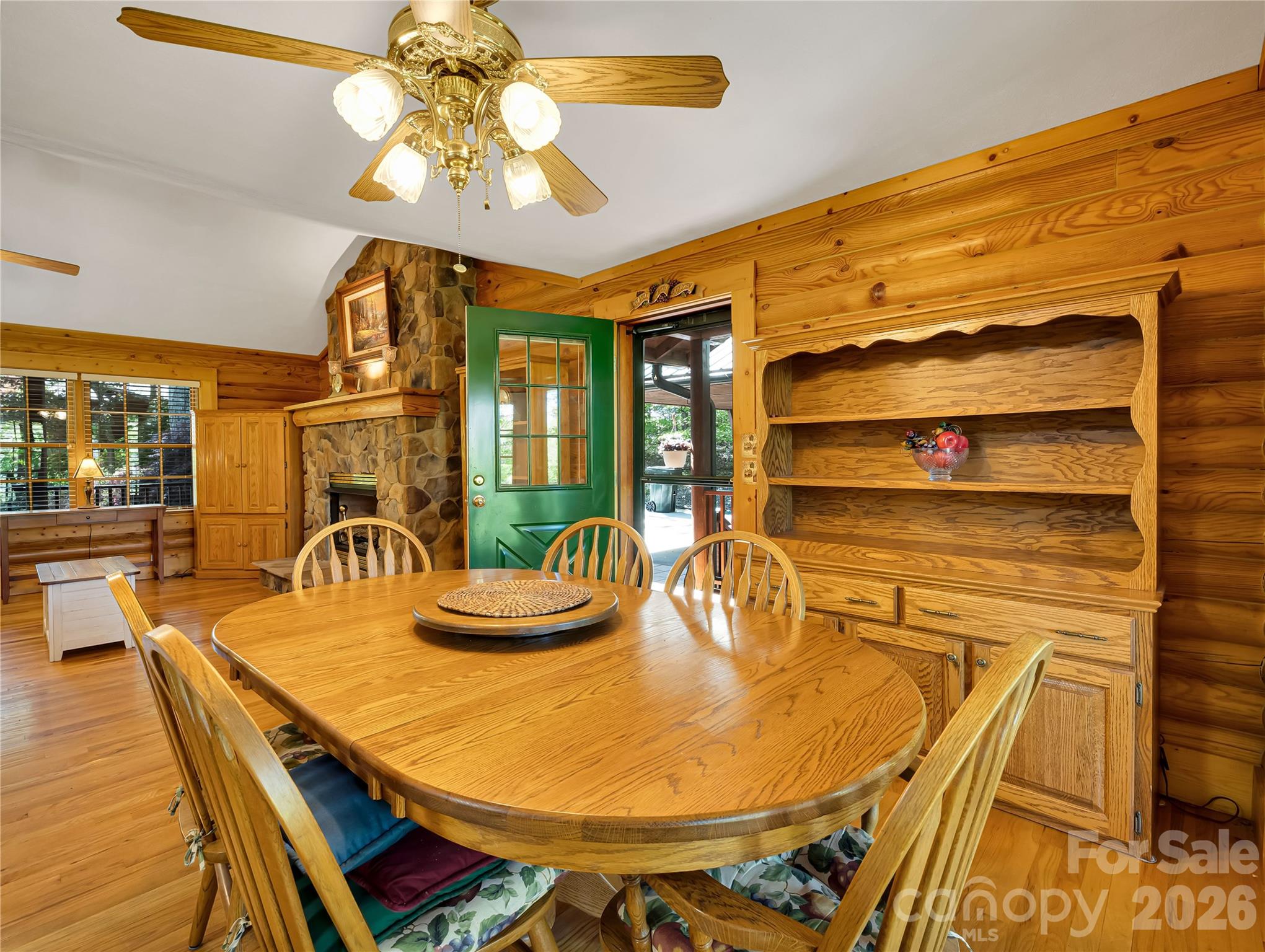 212 Glen Echo Circle — Saluda