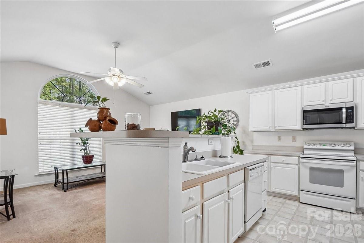 2127 Candlelight Woods Drive — Matthews