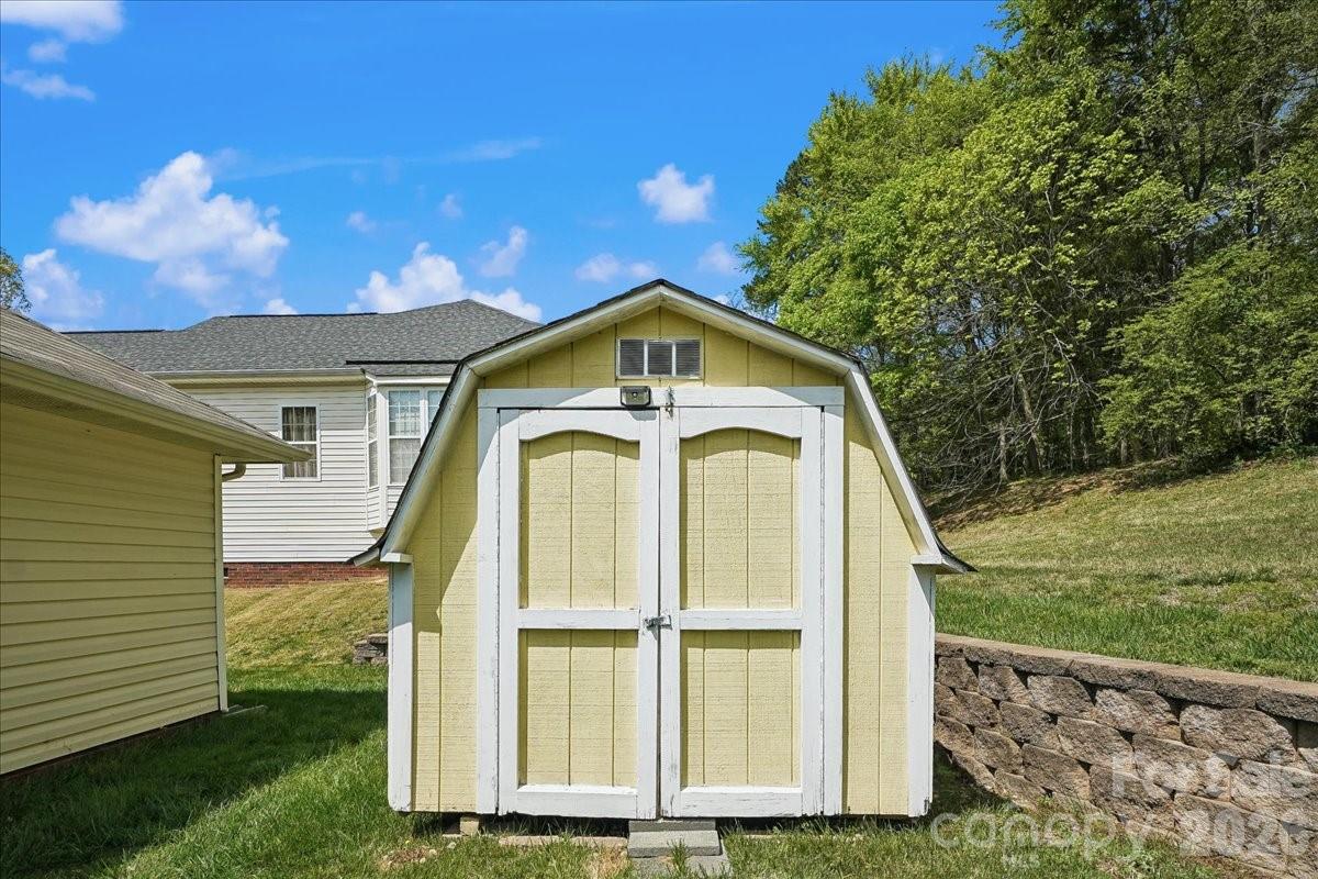 2127 Candlelight Woods Drive — Matthews