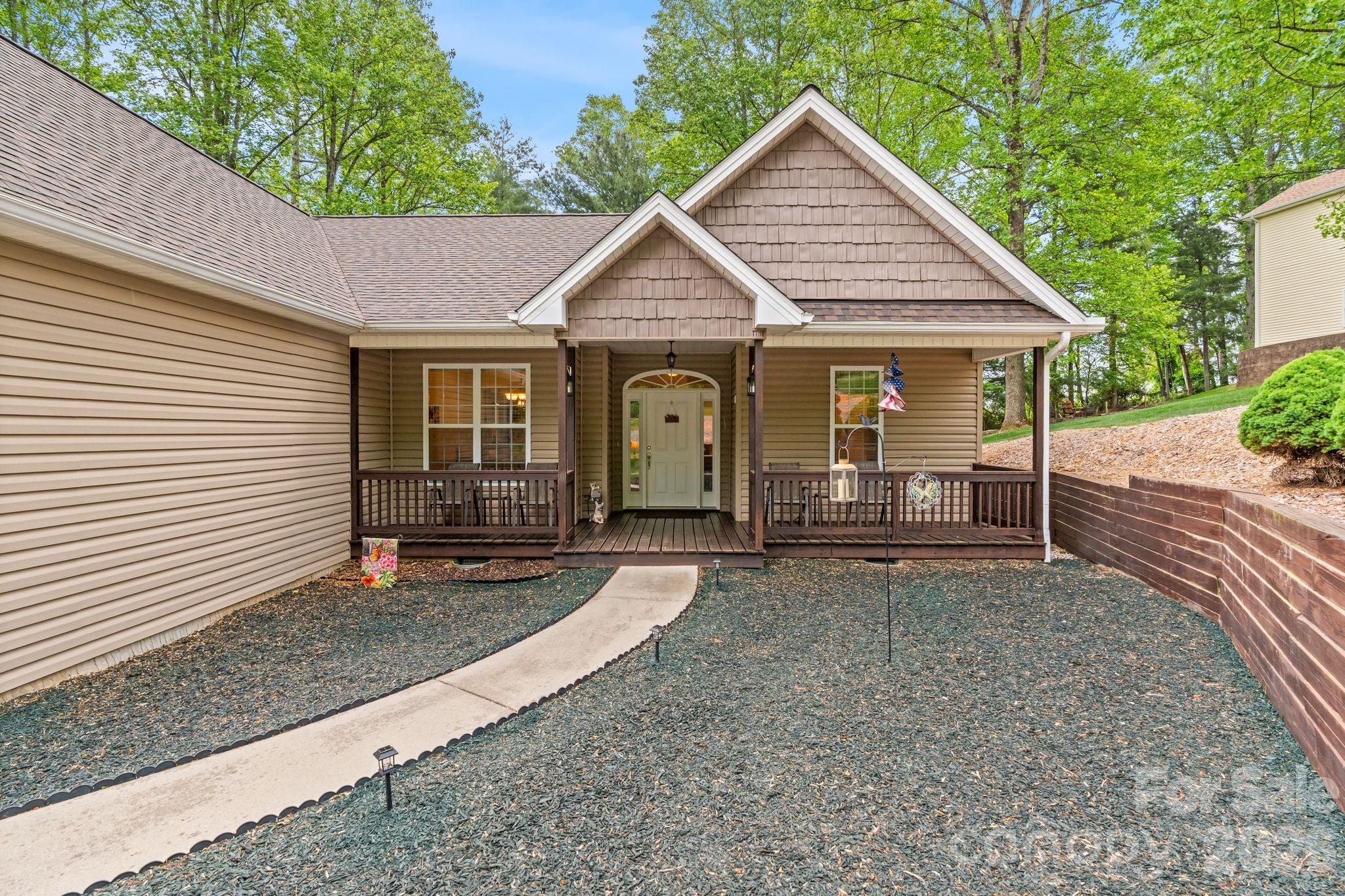 112 Chestnut Lane — Hendersonville