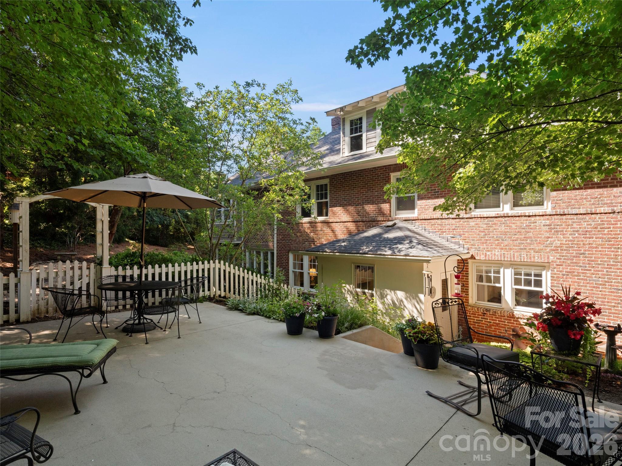 19 Blackwood Road — Asheville