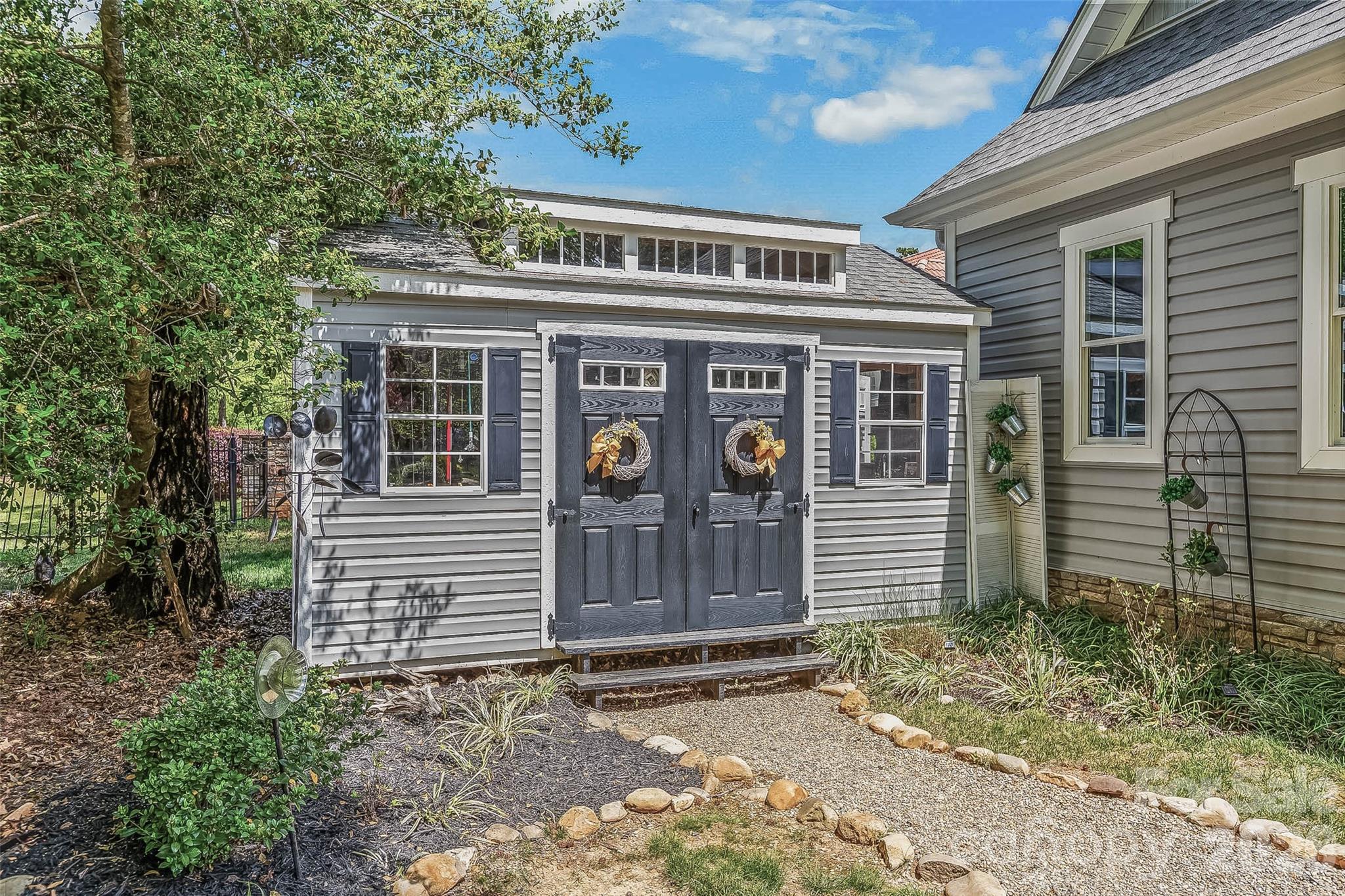 695 Scout Road — Lexington