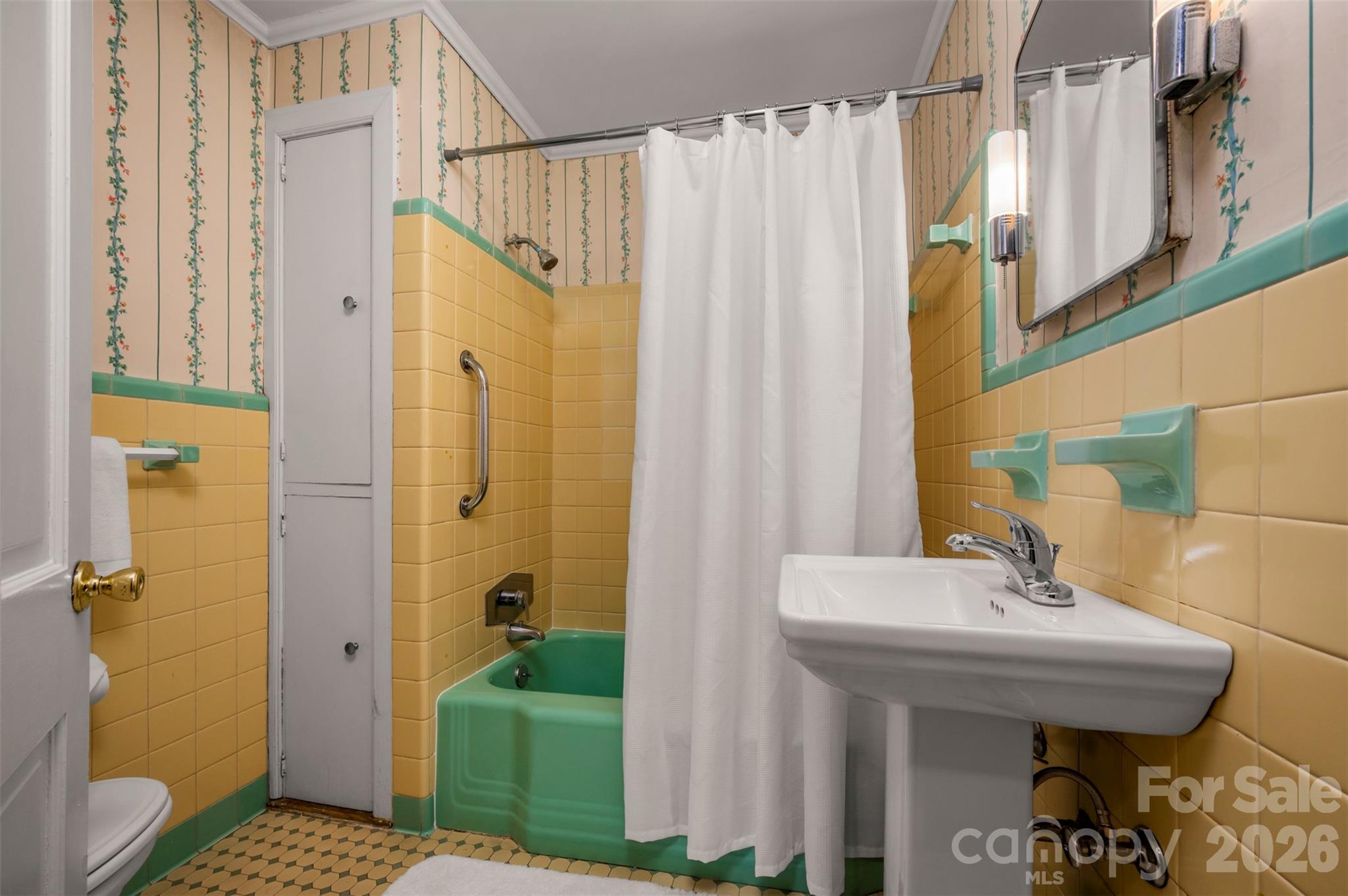 151 S Magnolia Street — Forest City