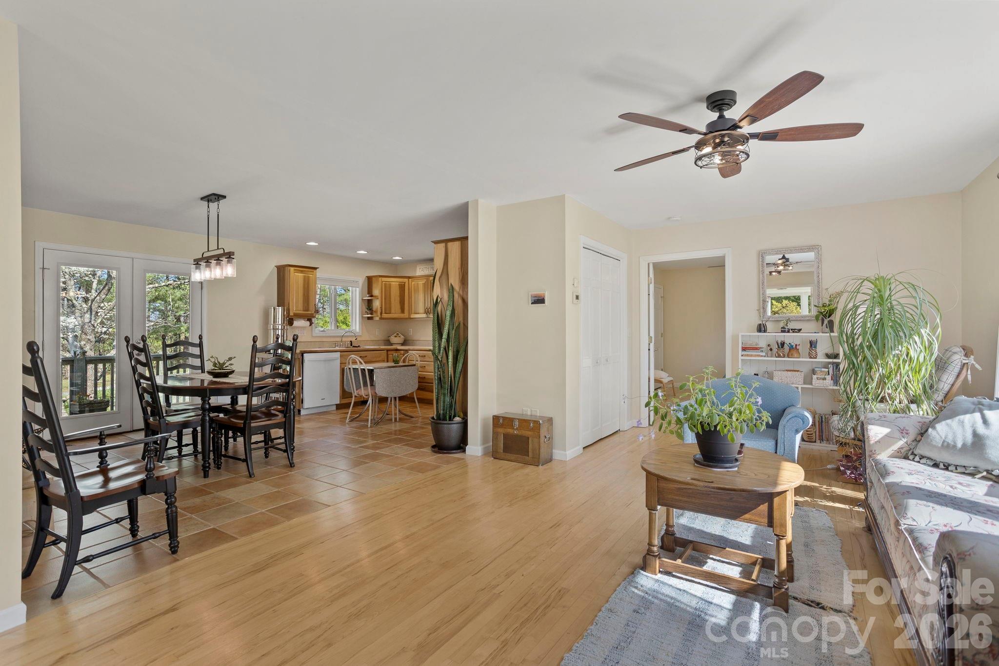 367 Crescent Street — Saluda