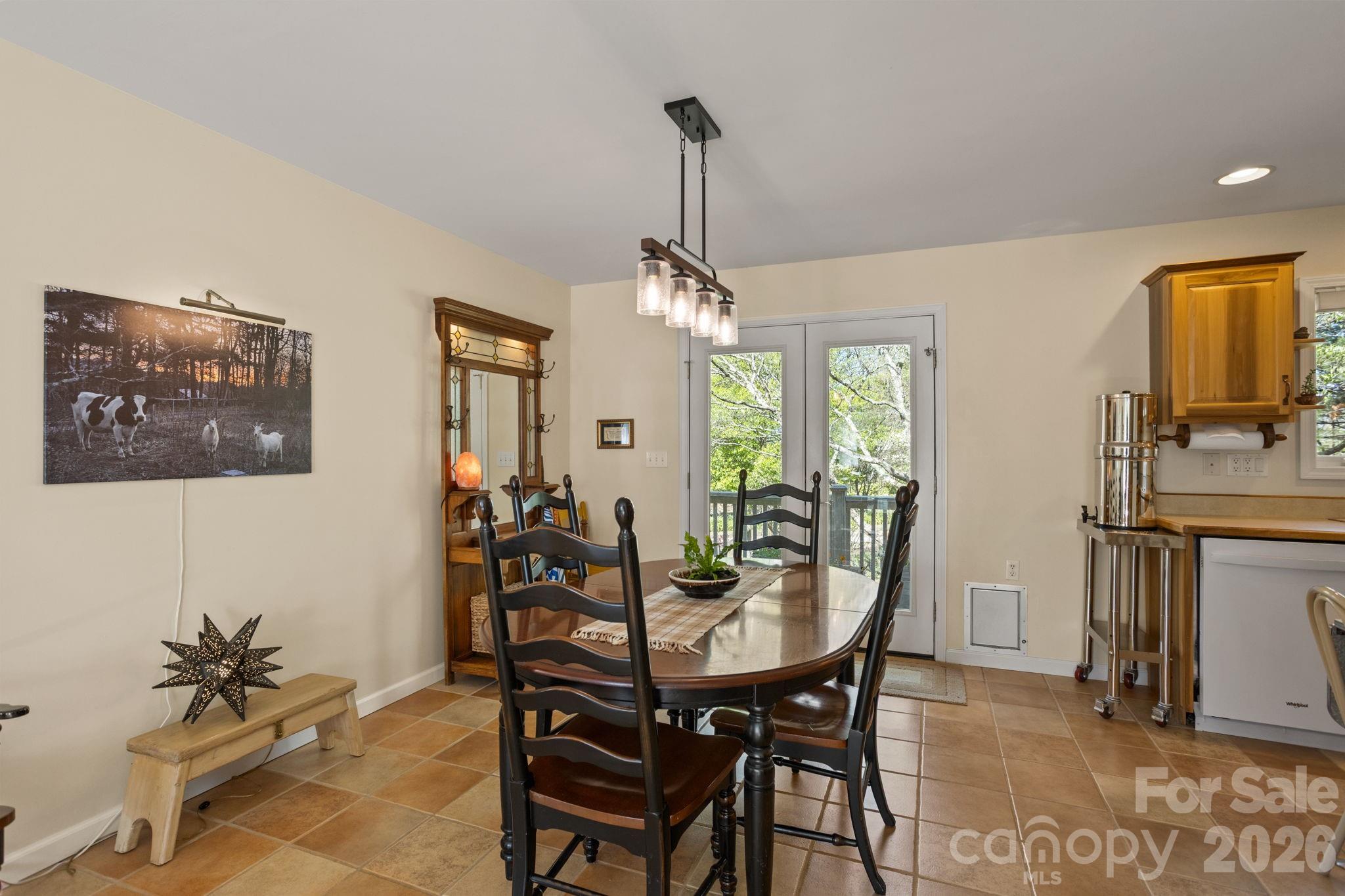 367 Crescent Street — Saluda