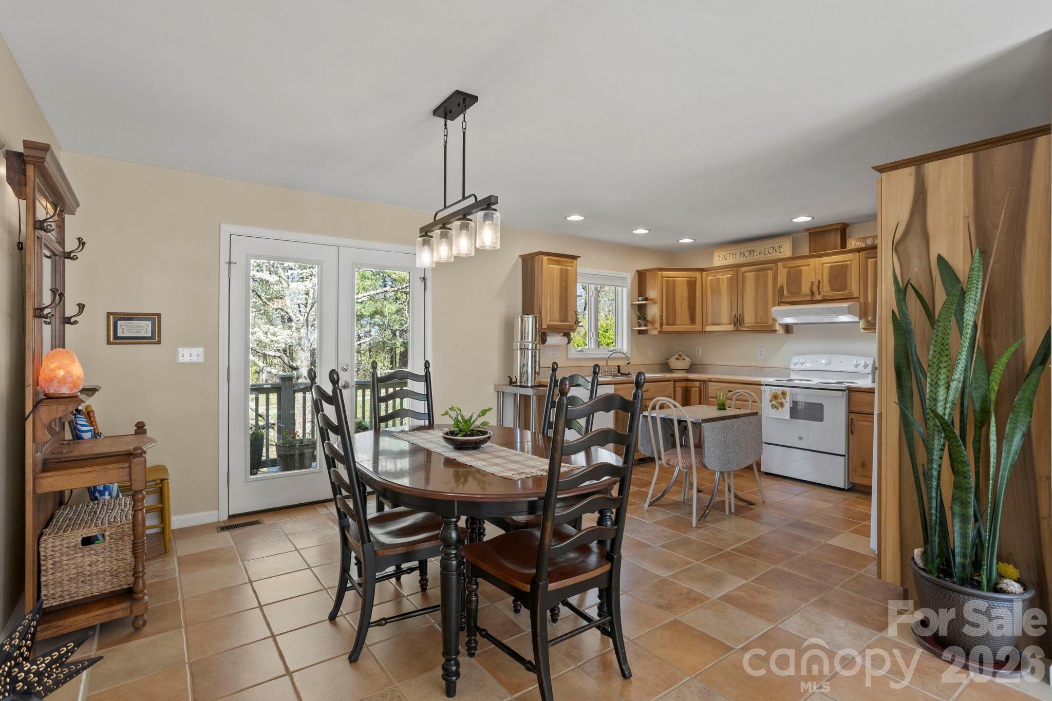 367 Crescent Street — Saluda