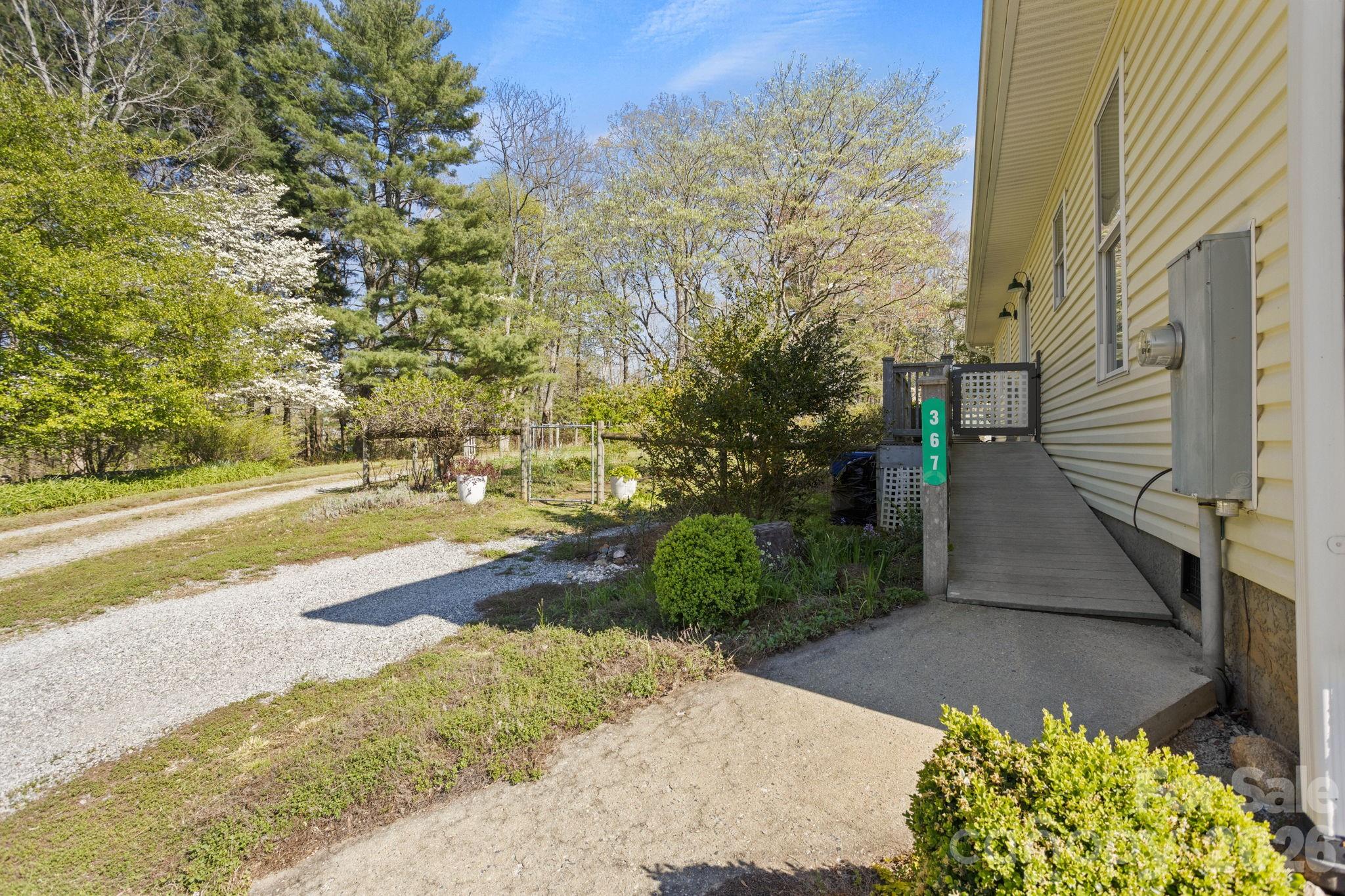 367 Crescent Street — Saluda