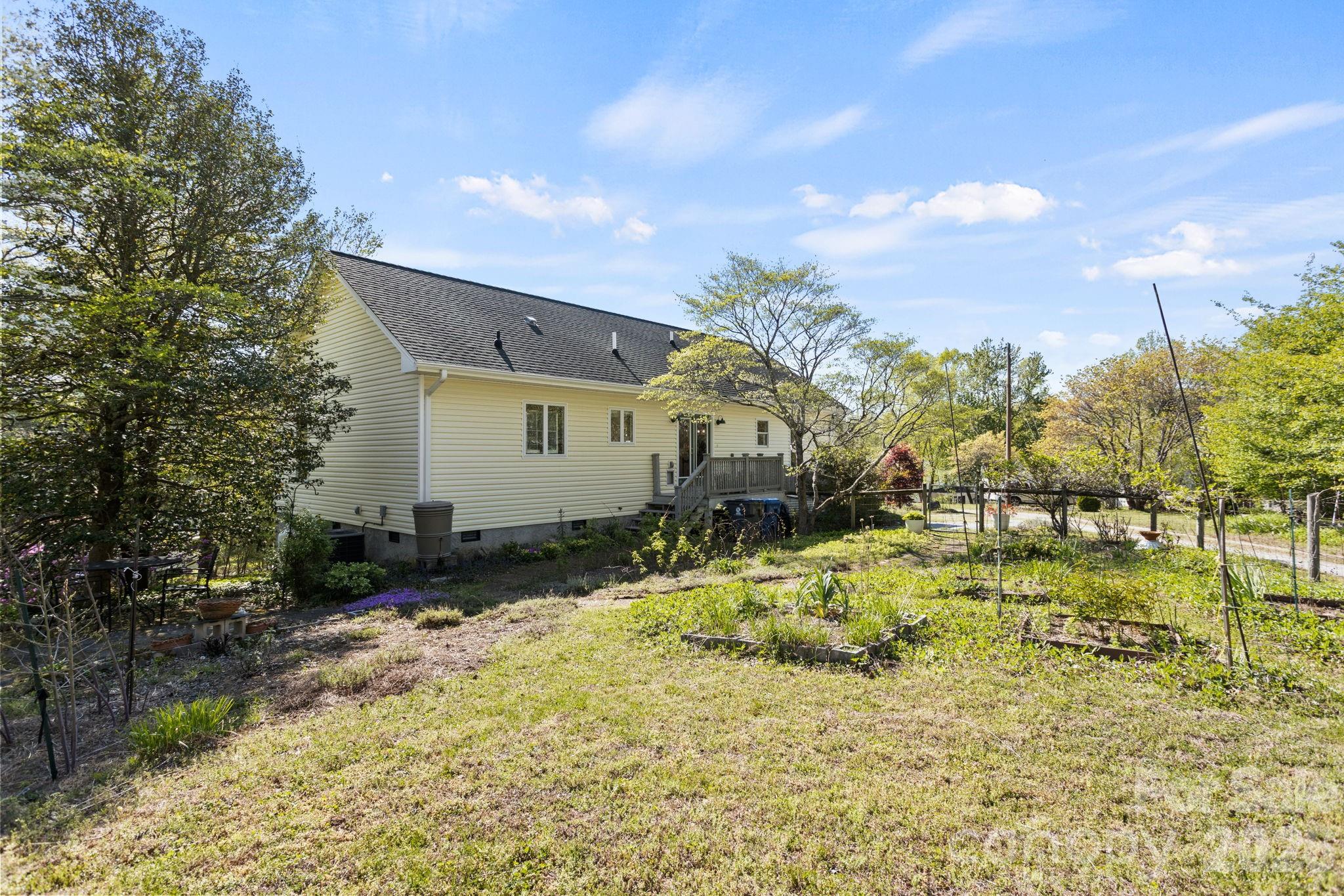367 Crescent Street — Saluda