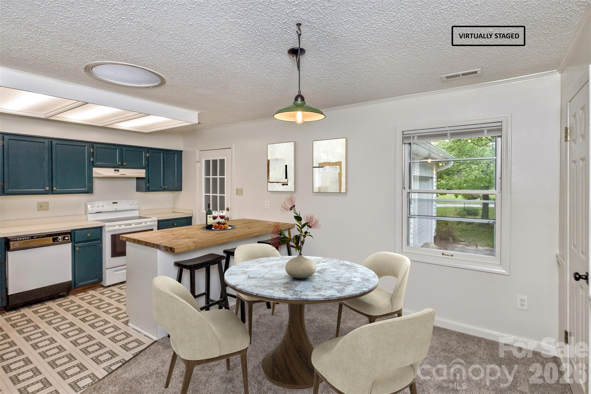 7 Teaneck Circle — Hendersonville