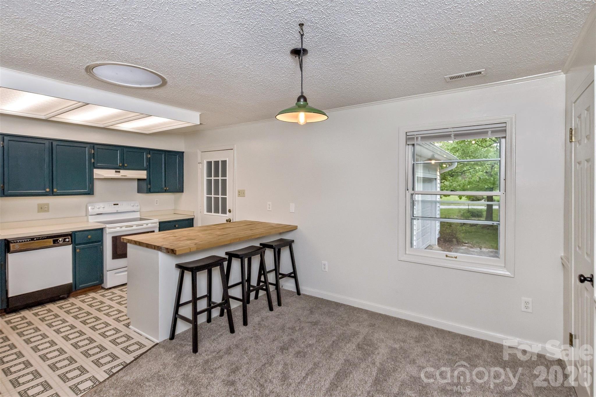 7 Teaneck Circle — Hendersonville