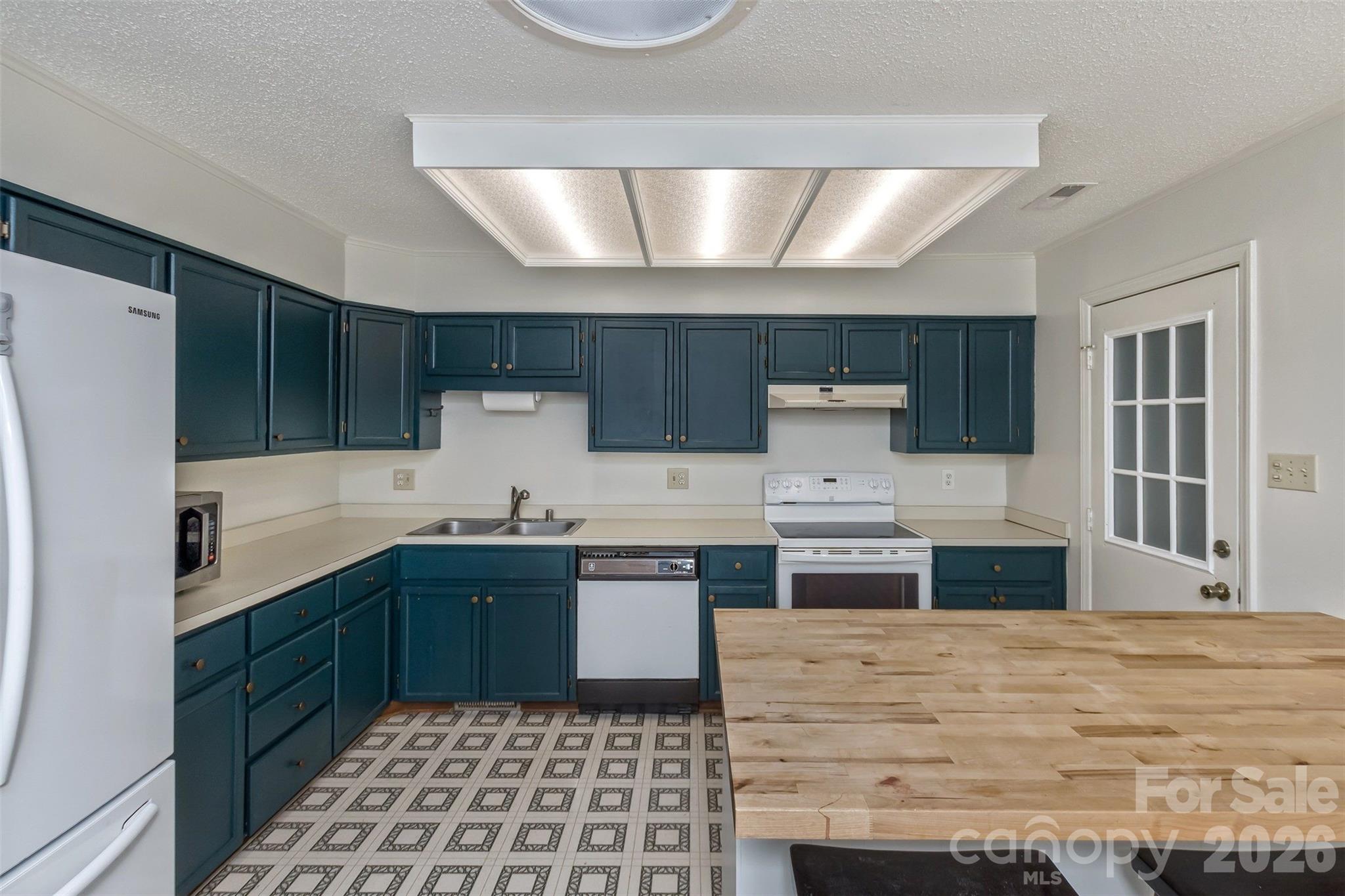 7 Teaneck Circle — Hendersonville