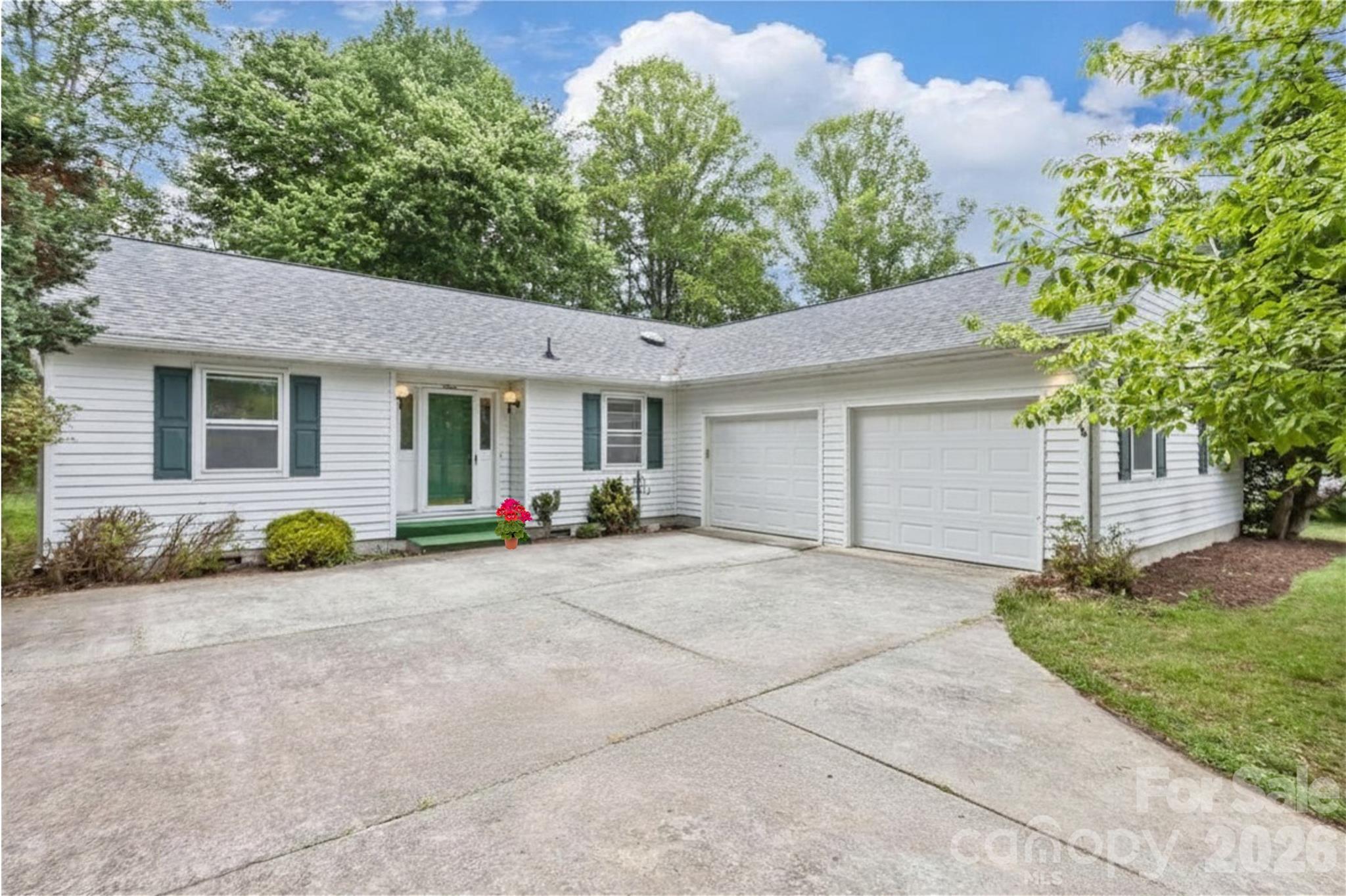 7 Teaneck Circle — Hendersonville