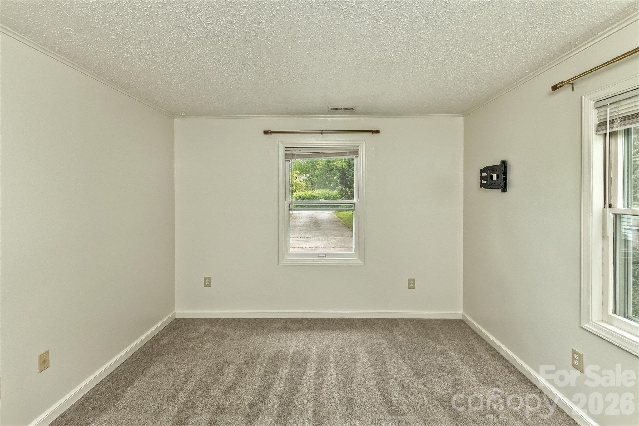7 Teaneck Circle — Hendersonville