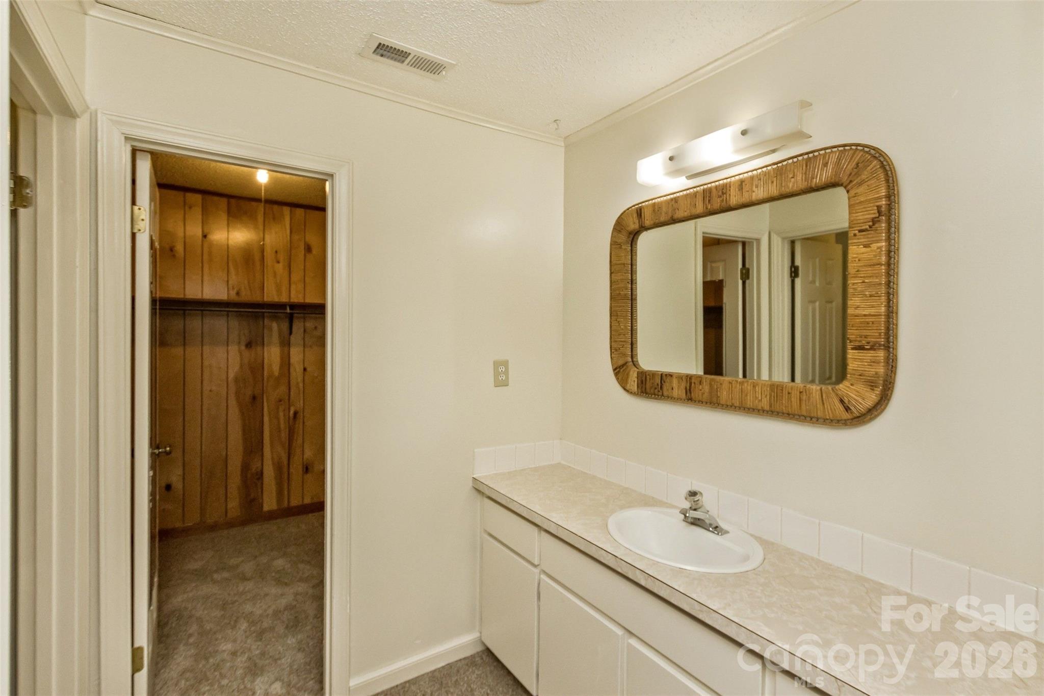 7 Teaneck Circle — Hendersonville