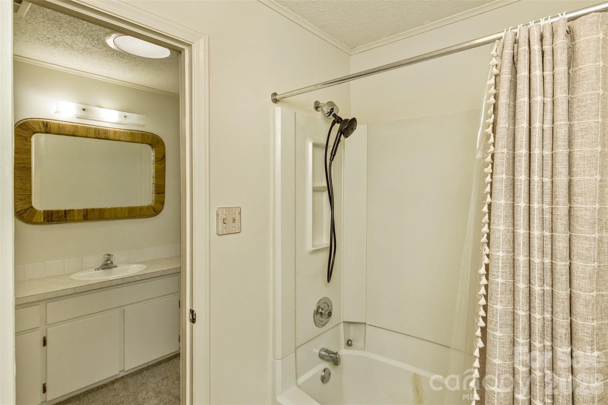 7 Teaneck Circle — Hendersonville