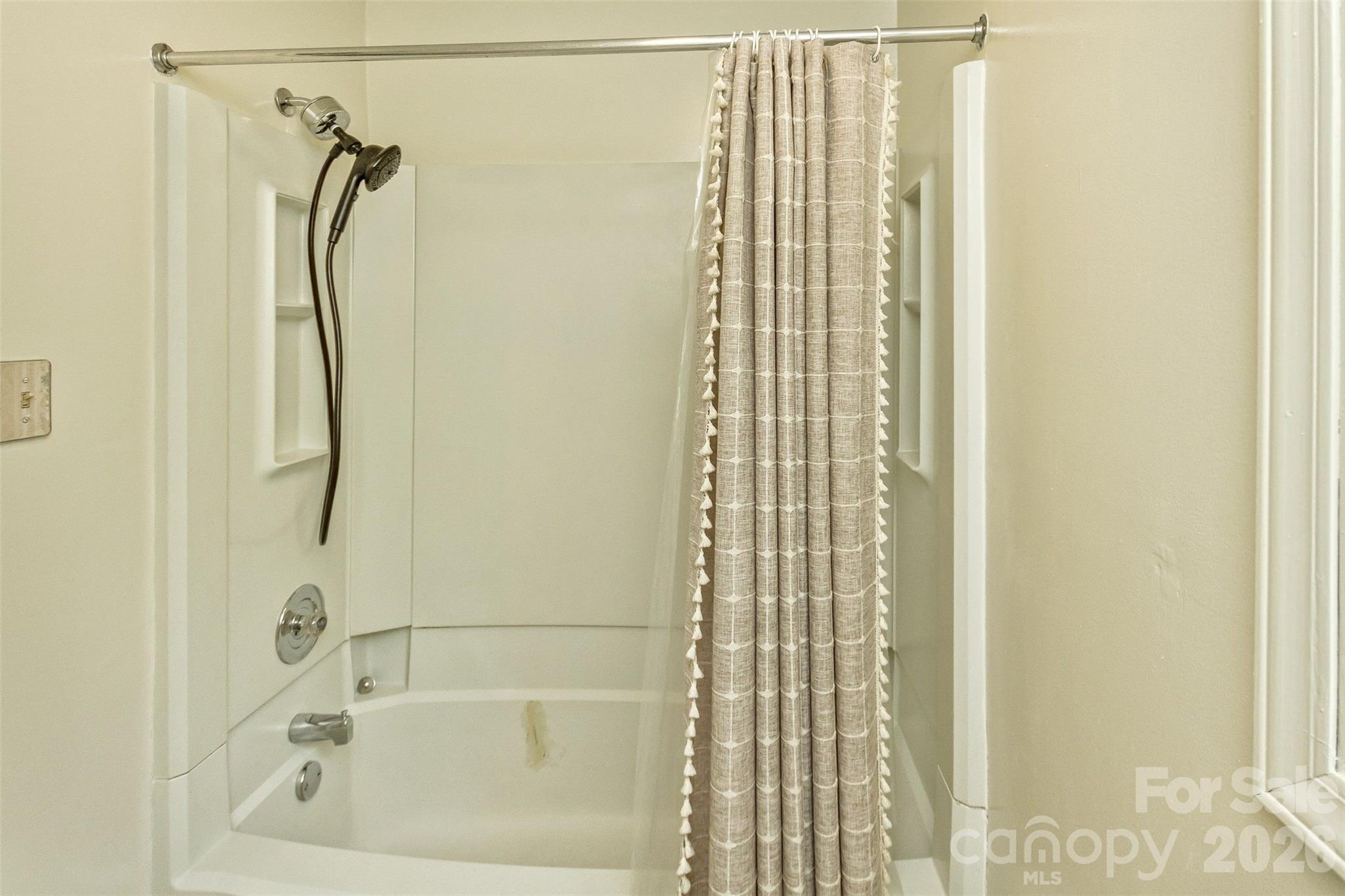 7 Teaneck Circle — Hendersonville