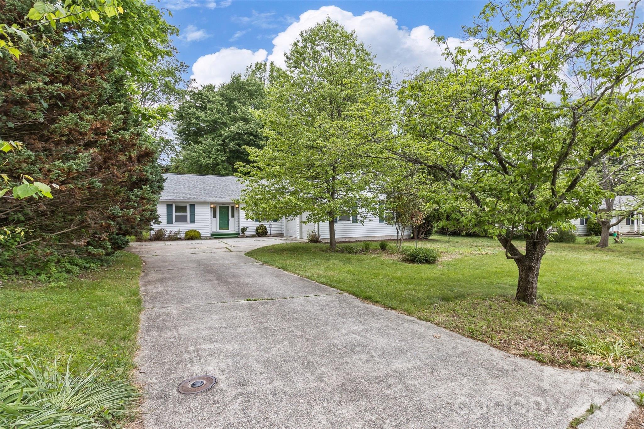 7 Teaneck Circle — Hendersonville