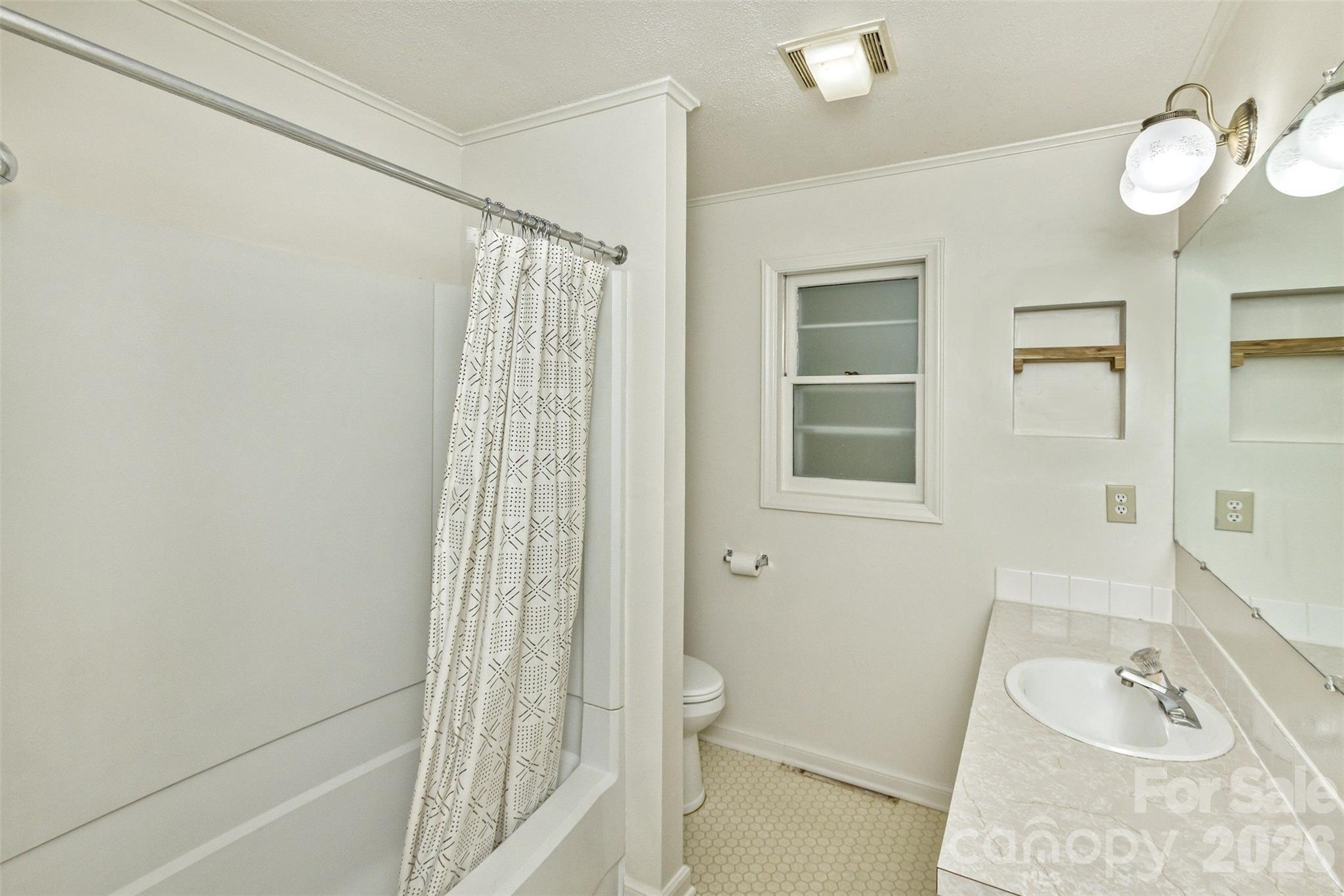 7 Teaneck Circle — Hendersonville