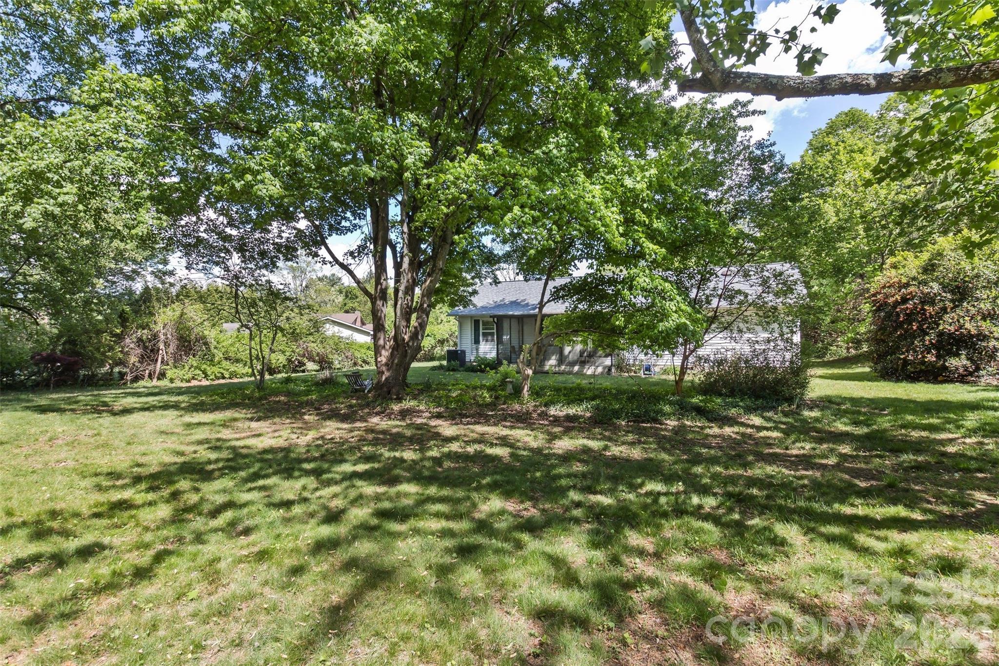 7 Teaneck Circle — Hendersonville