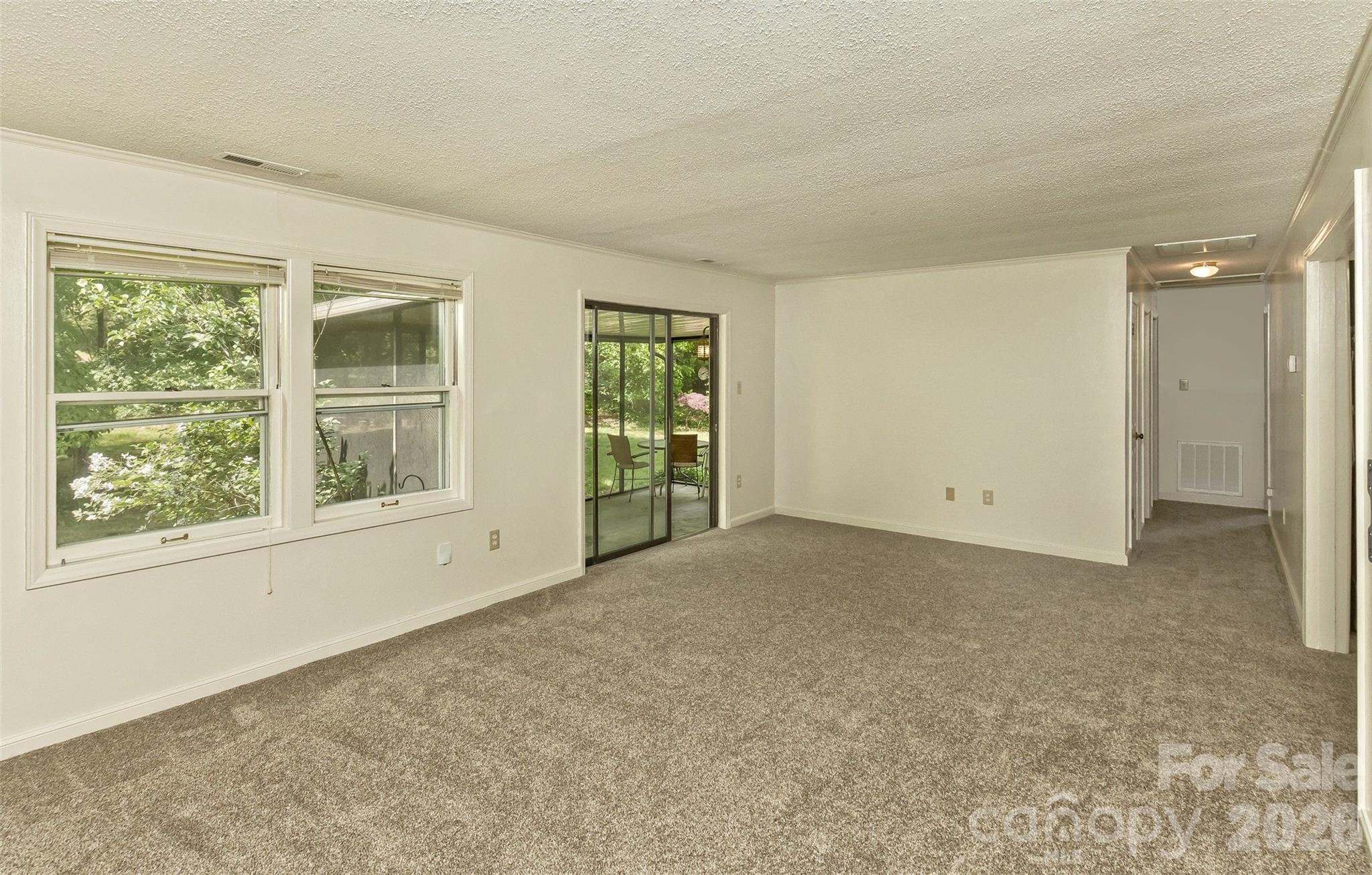 7 Teaneck Circle — Hendersonville