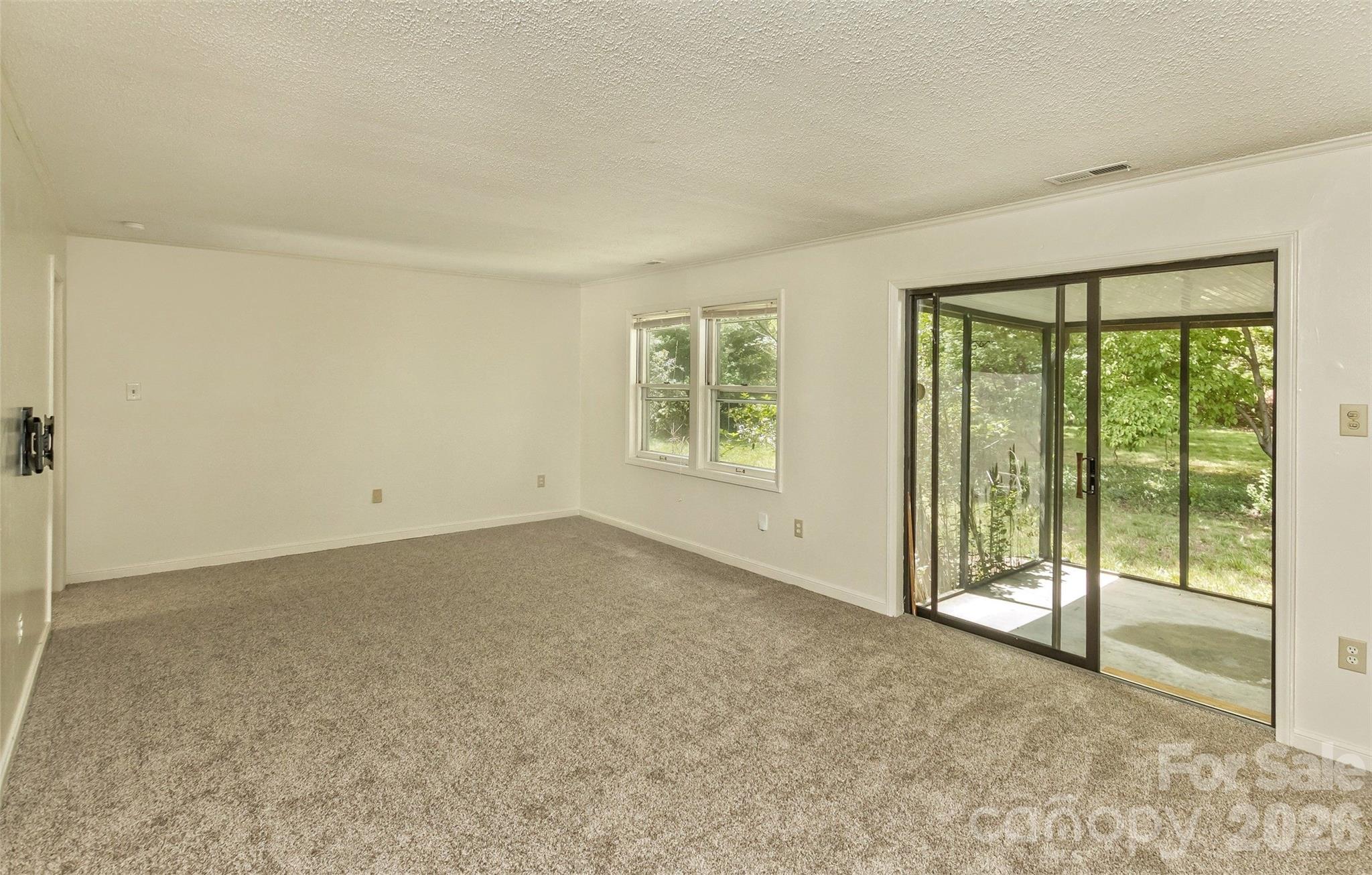 7 Teaneck Circle — Hendersonville