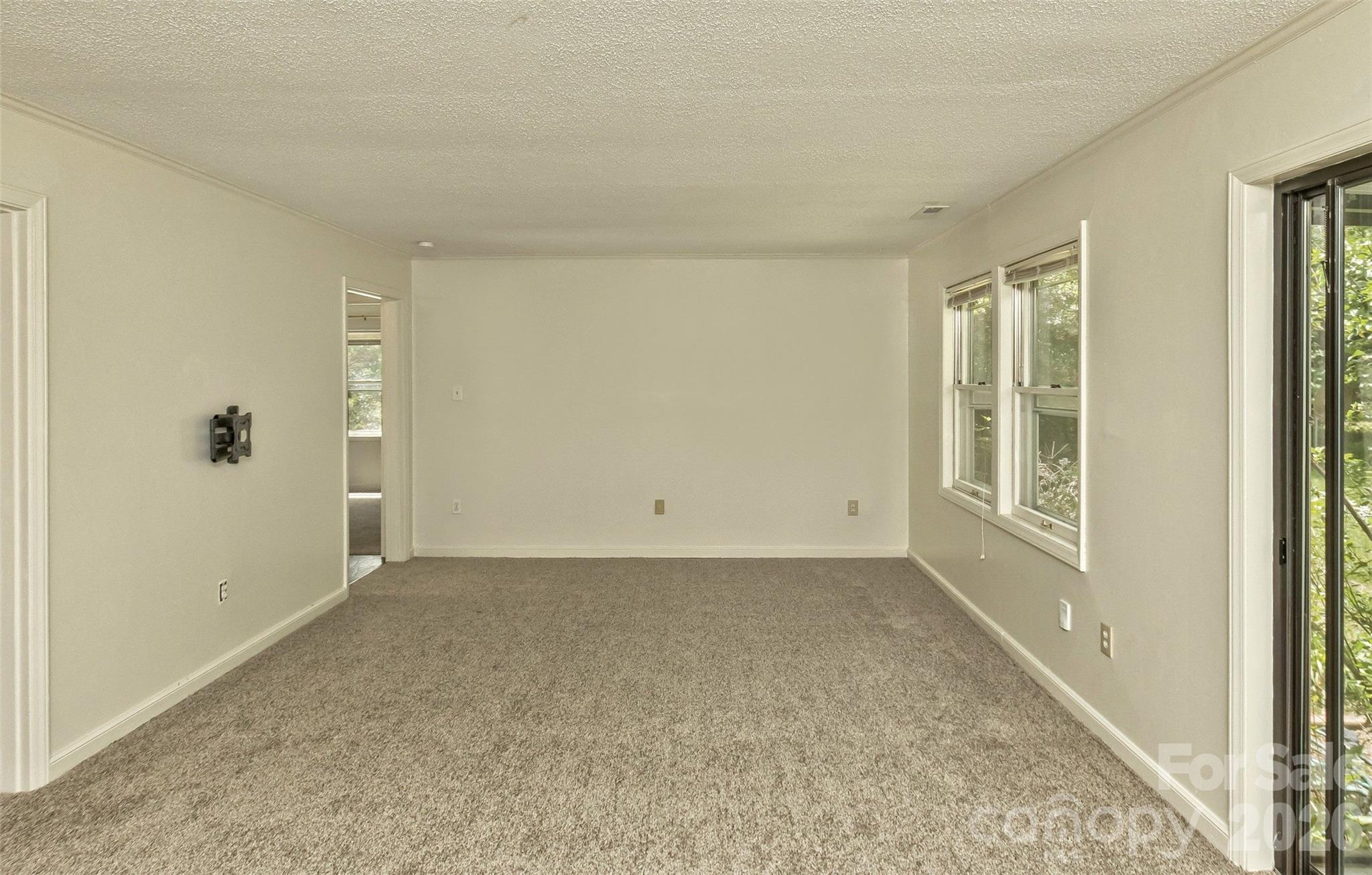 7 Teaneck Circle — Hendersonville