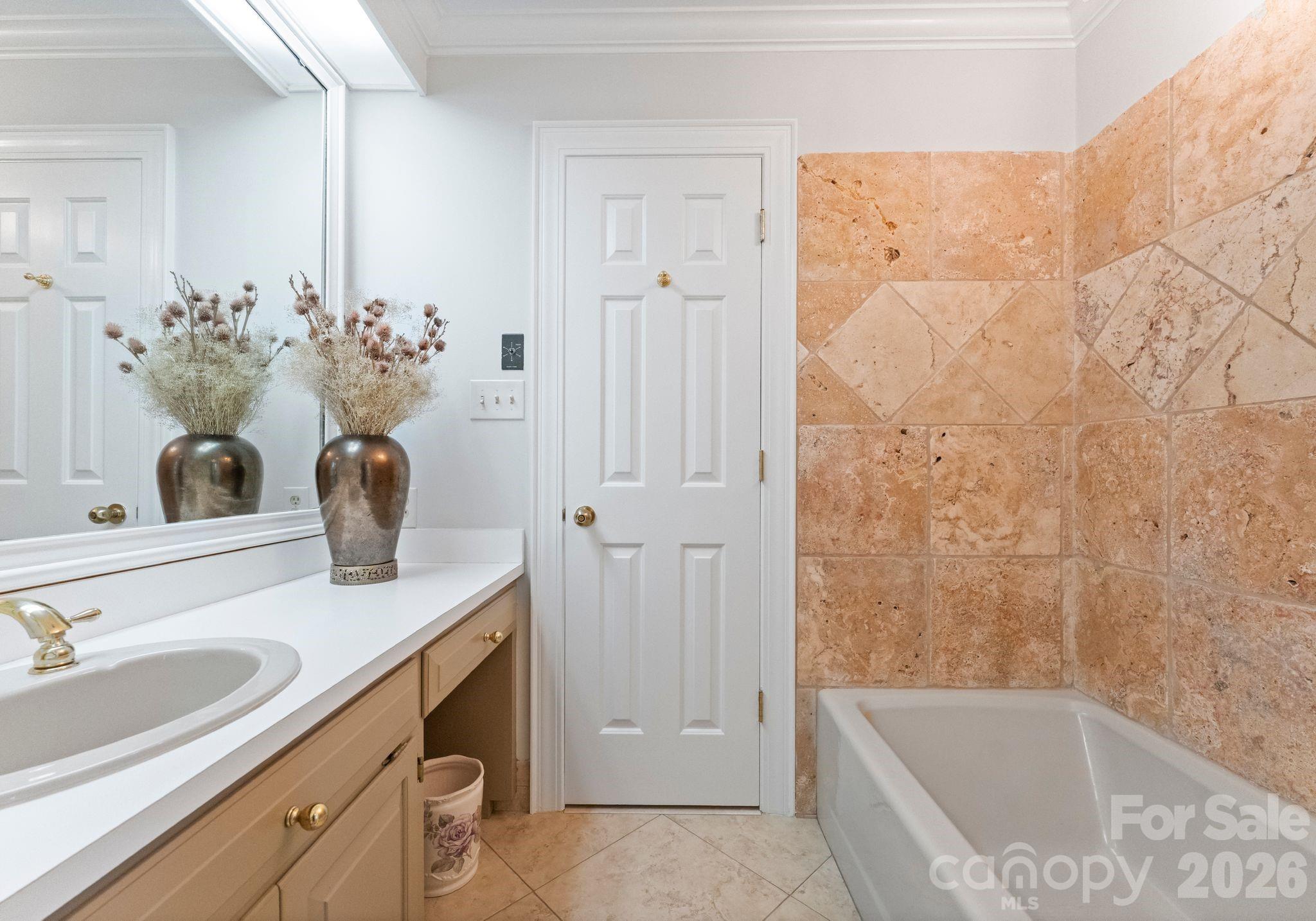 240 21st Avenue Drive NW — Hickory