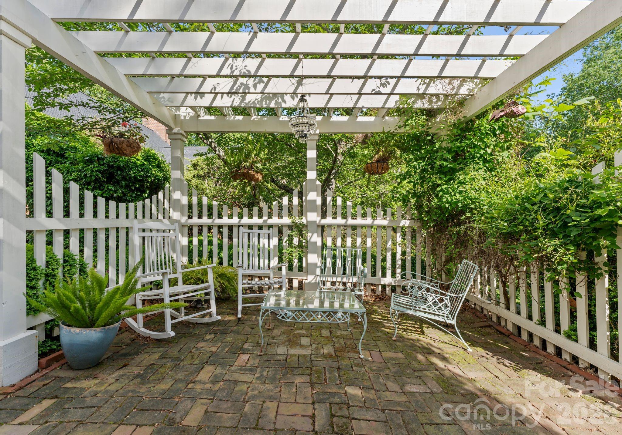 240 21st Avenue Drive NW — Hickory
