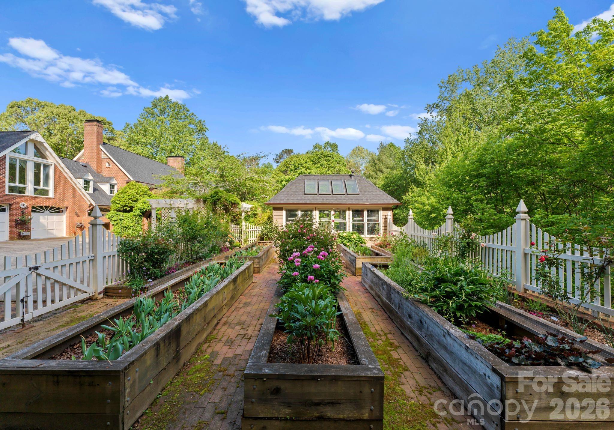 240 21st Avenue Drive NW — Hickory