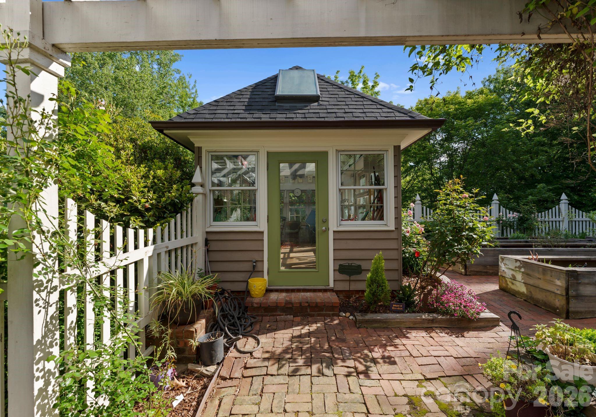 240 21st Avenue Drive NW — Hickory