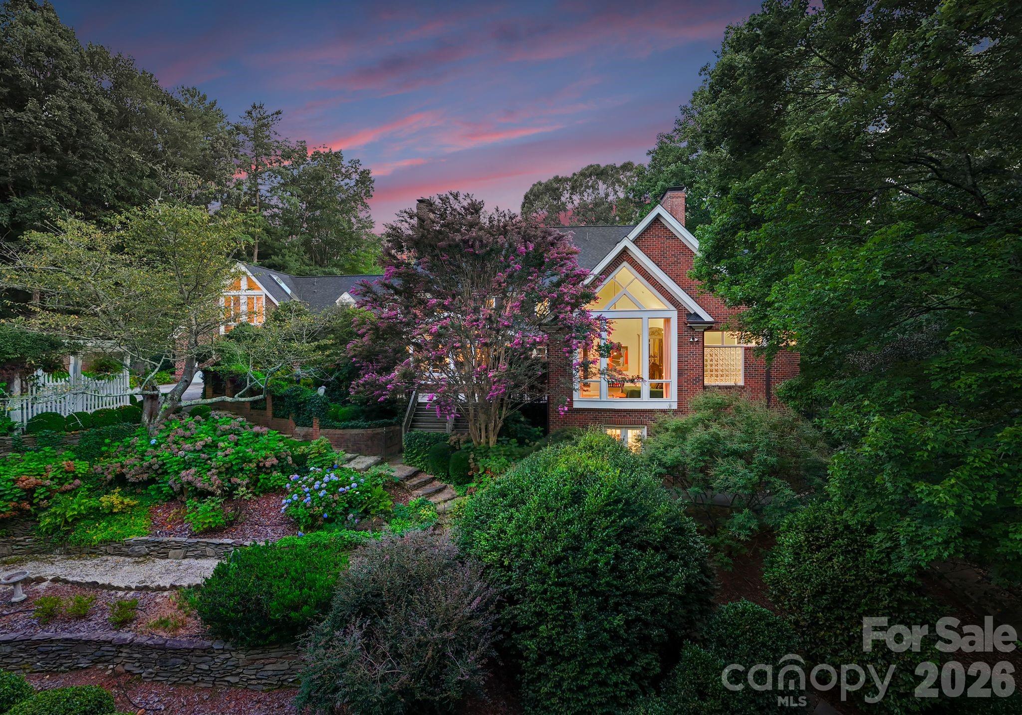 240 21st Avenue Drive NW — Hickory