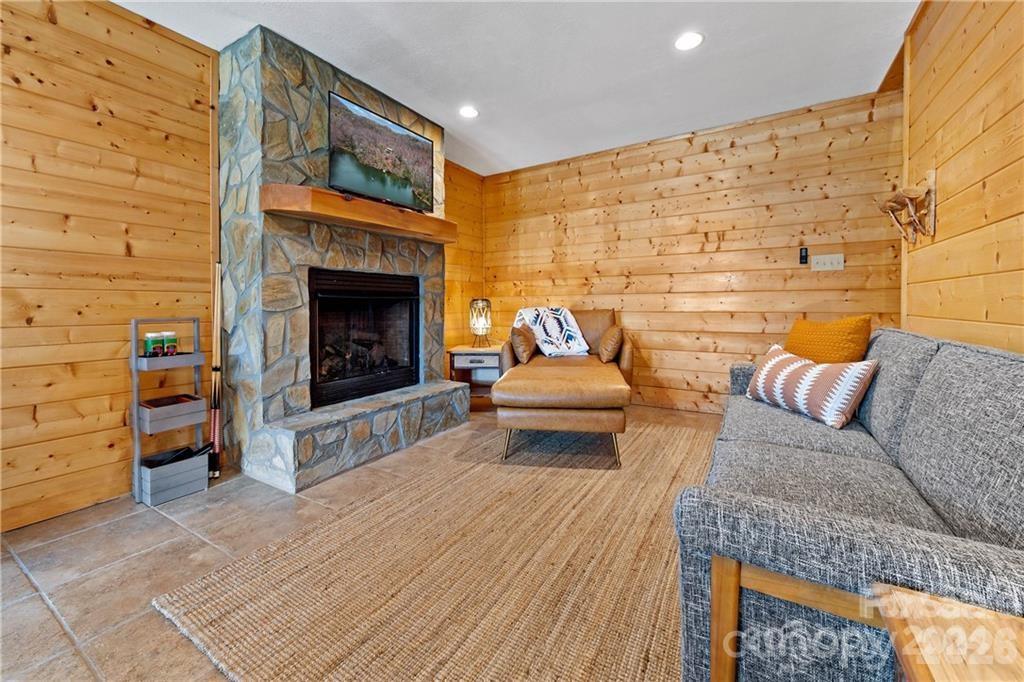552 Lake Road — Old Fort